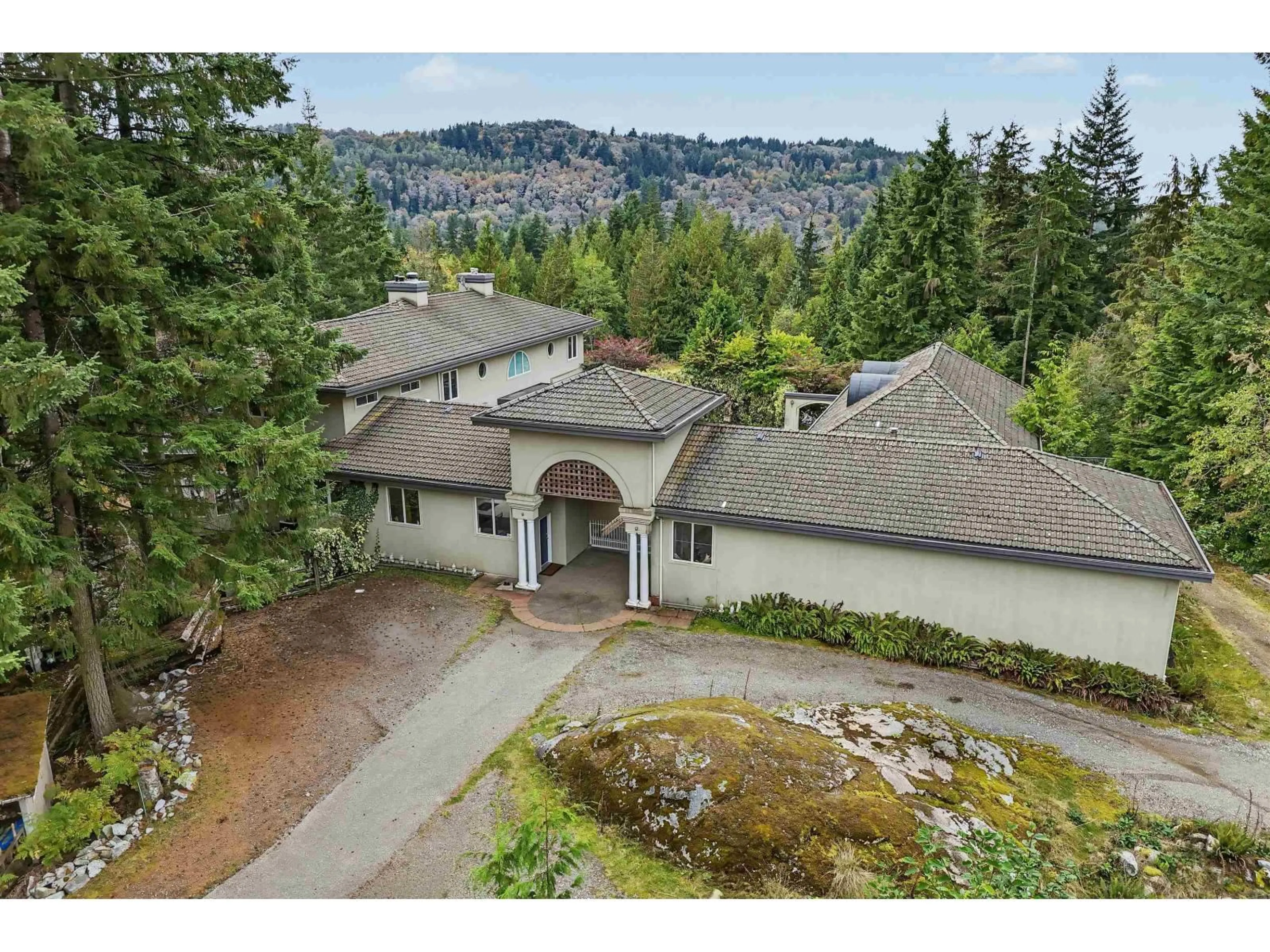 A pic from outside/outdoor area/front of a property/back of a property/a pic from drone, mountain view for 31895 KEYSTONE AVENUE, Mission British Columbia V4S1G4