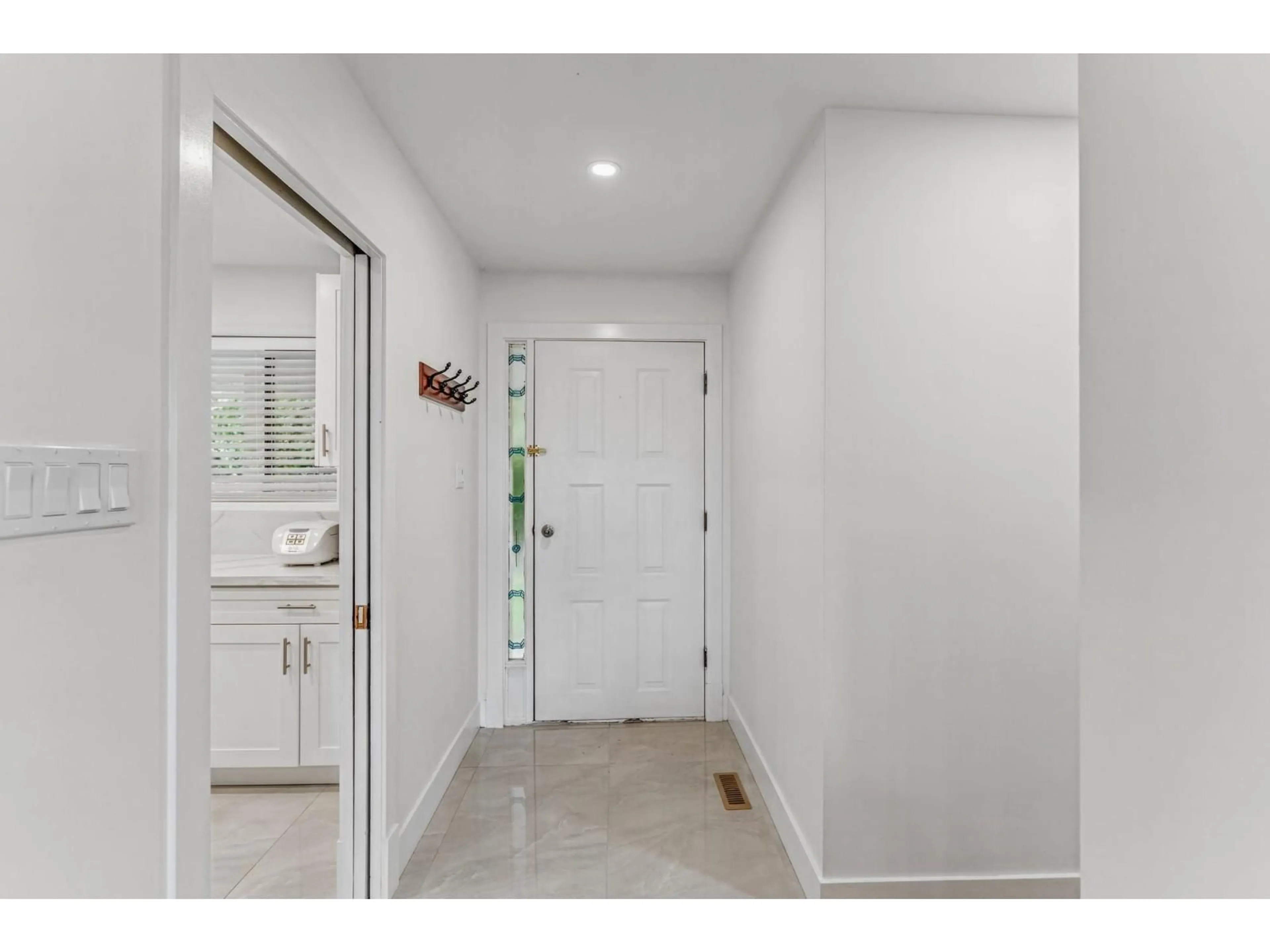 Indoor entryway for 8726 CHILLIWACK MOUNTAIN ROAD, Chilliwack British Columbia V2R3V2