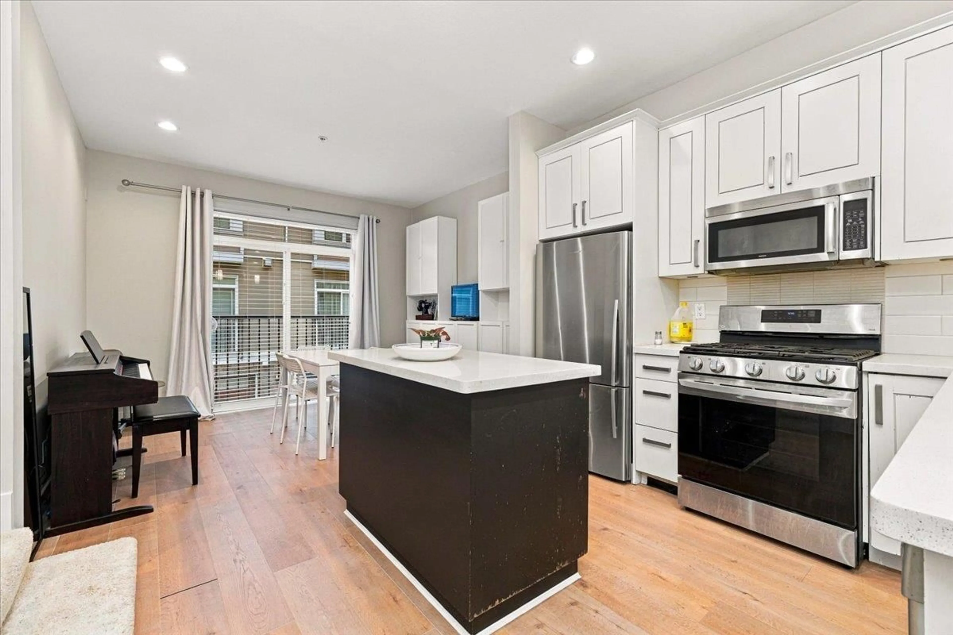 Open concept kitchen, ceramic/tile floor for 6 - 2689 PARKWAY DRIVE, Surrey British Columbia V4P0C3