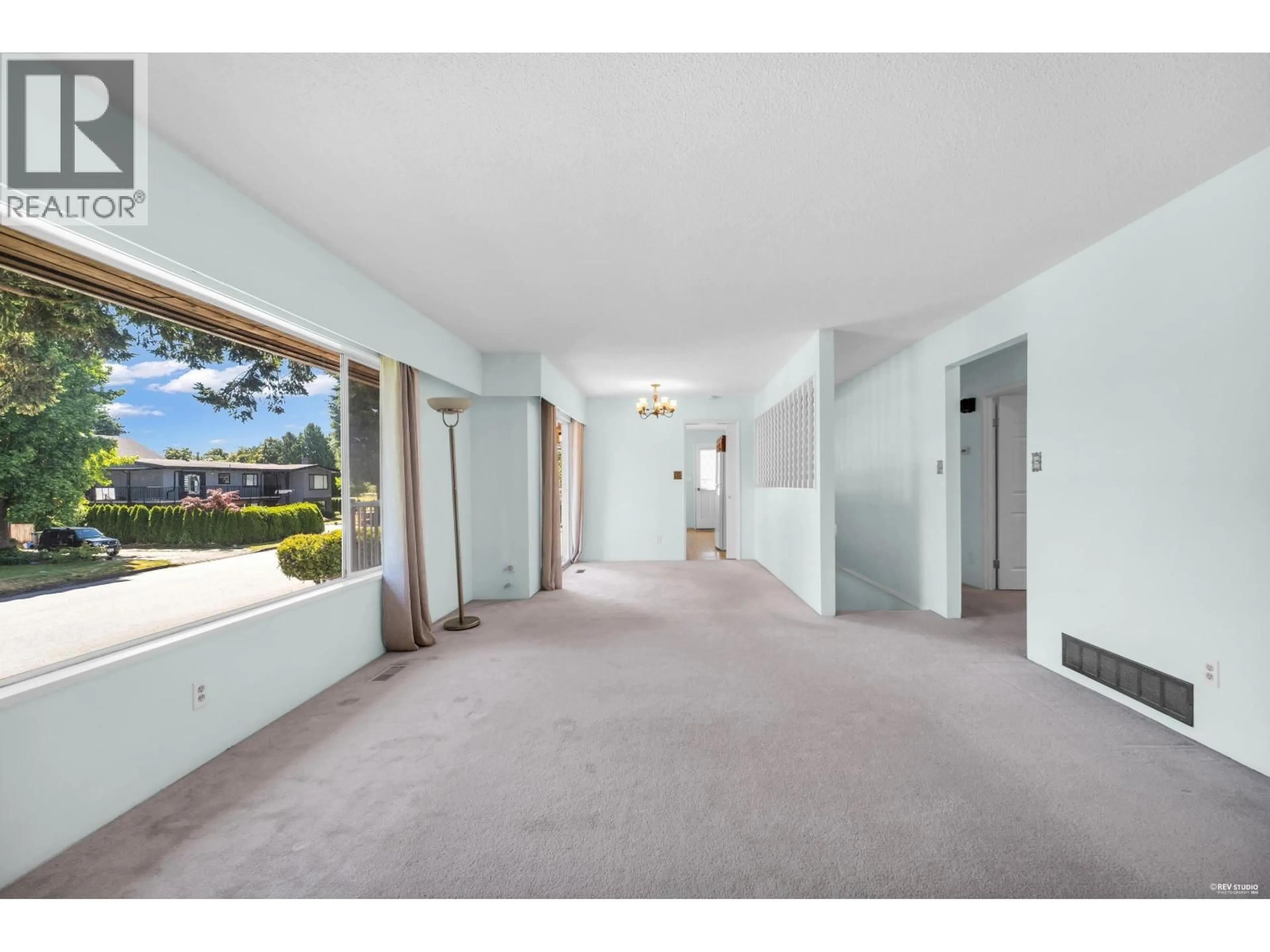 Indoor foyer for 9091 ASH STREET, Richmond British Columbia V7A2T5