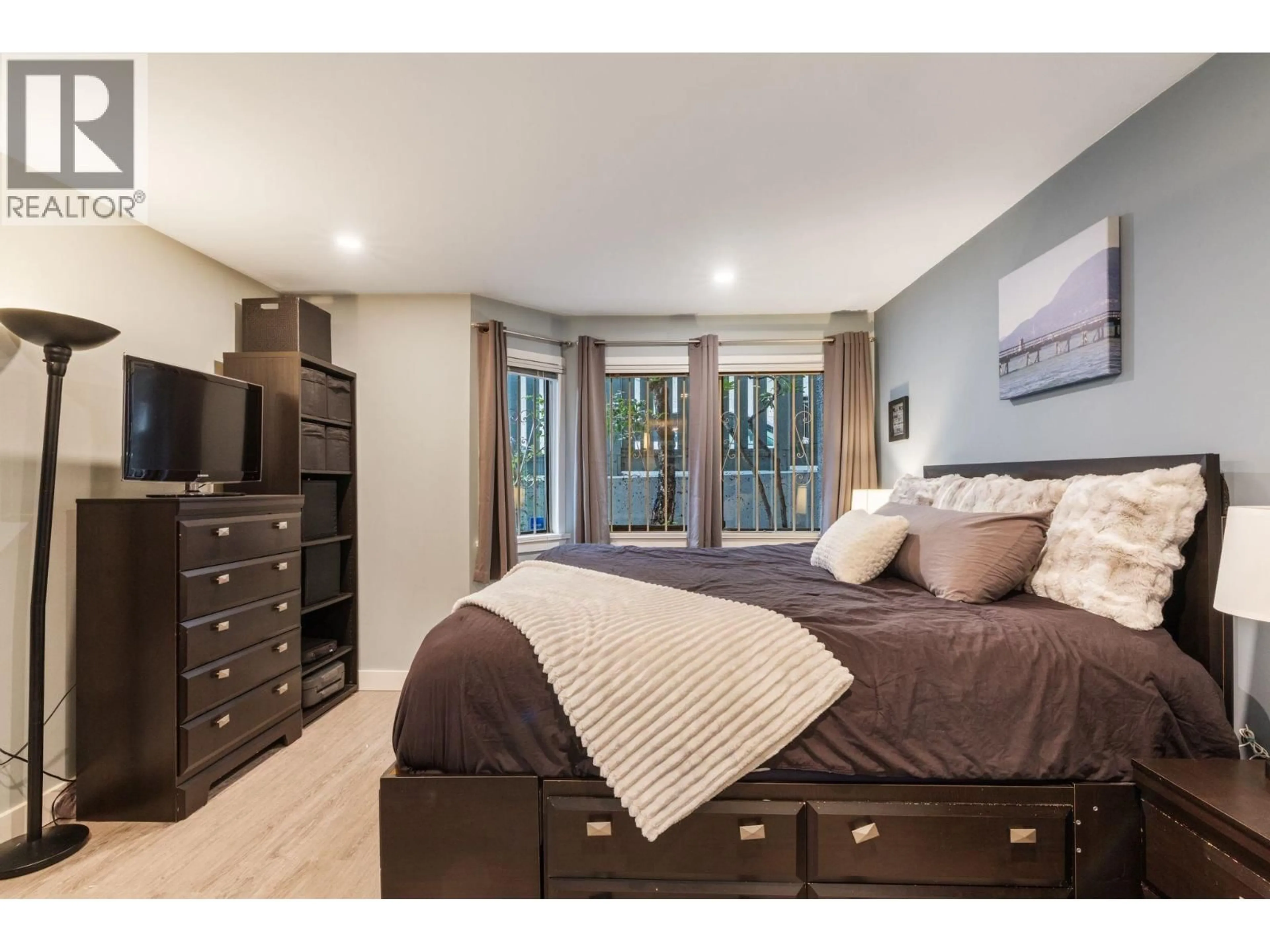Bedroom with bed, wood/laminate floor for 204 - 1220 6TH AVENUE, Vancouver British Columbia V6H1A5