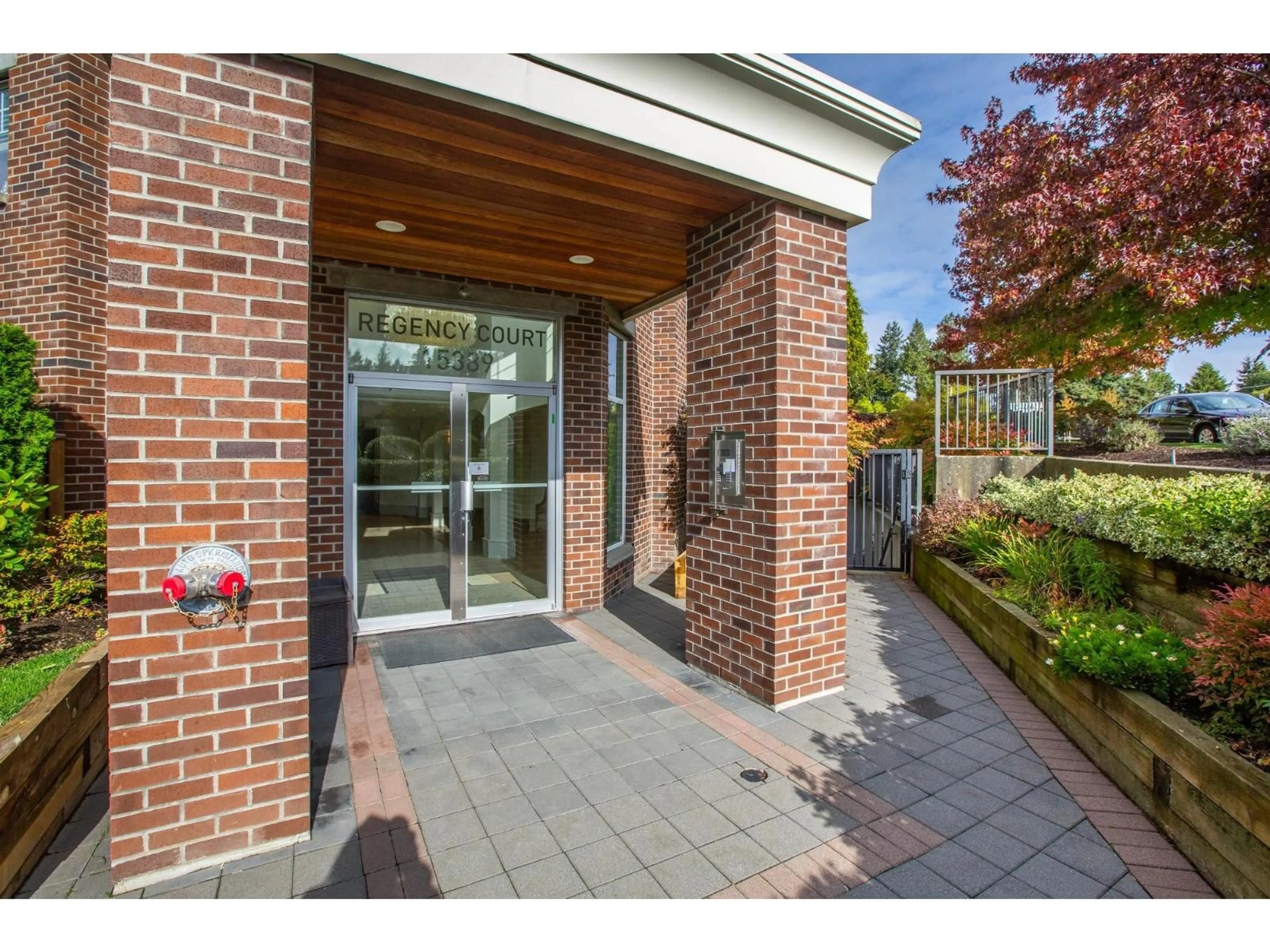 Indoor foyer for 305 - 15389 ROPER AVENUE, White Rock British Columbia V4B2G2