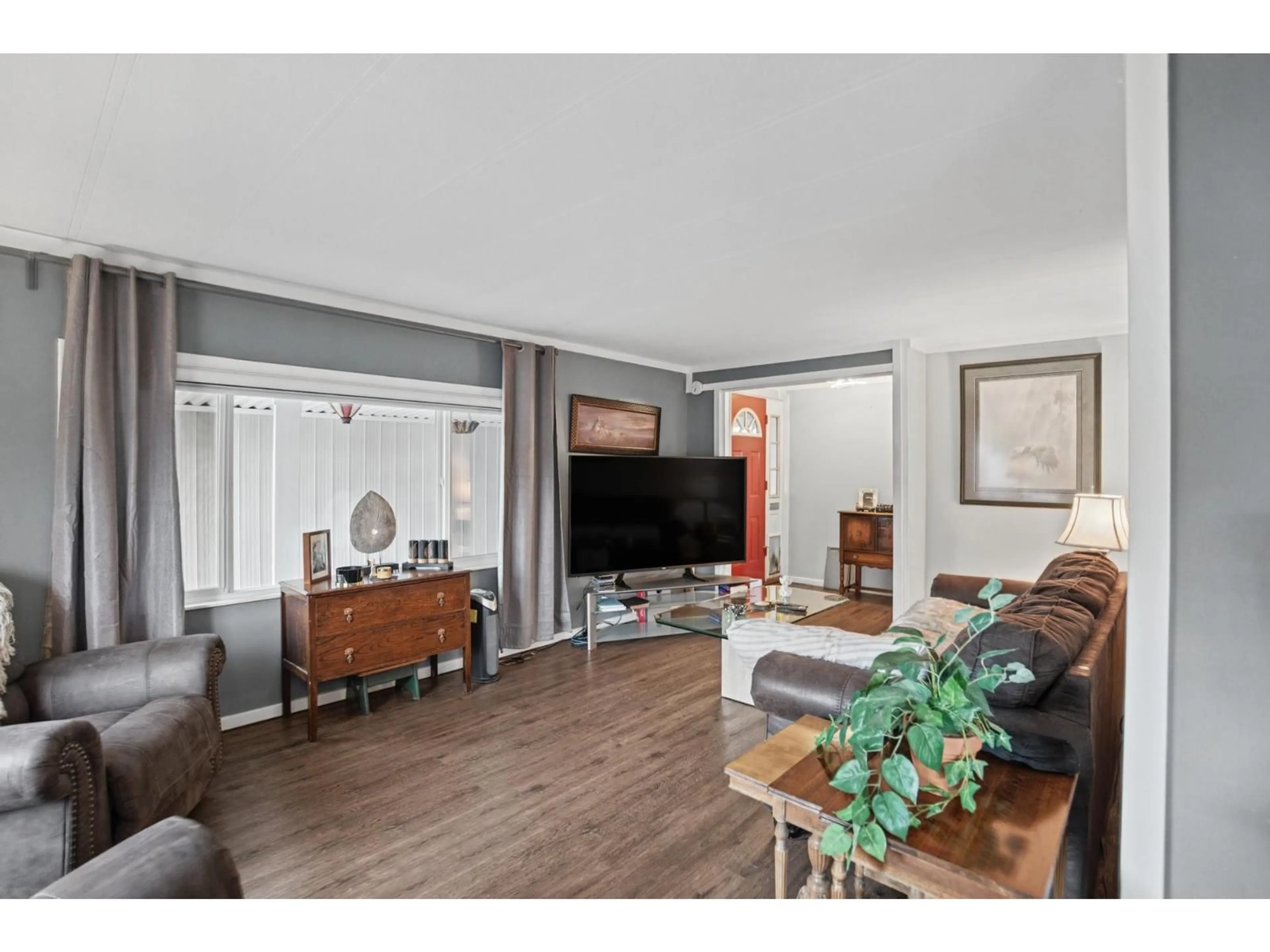 Living room with furniture, wood/laminate floor for 25 - 13650 80 AVENUE, Surrey British Columbia V3W6J8