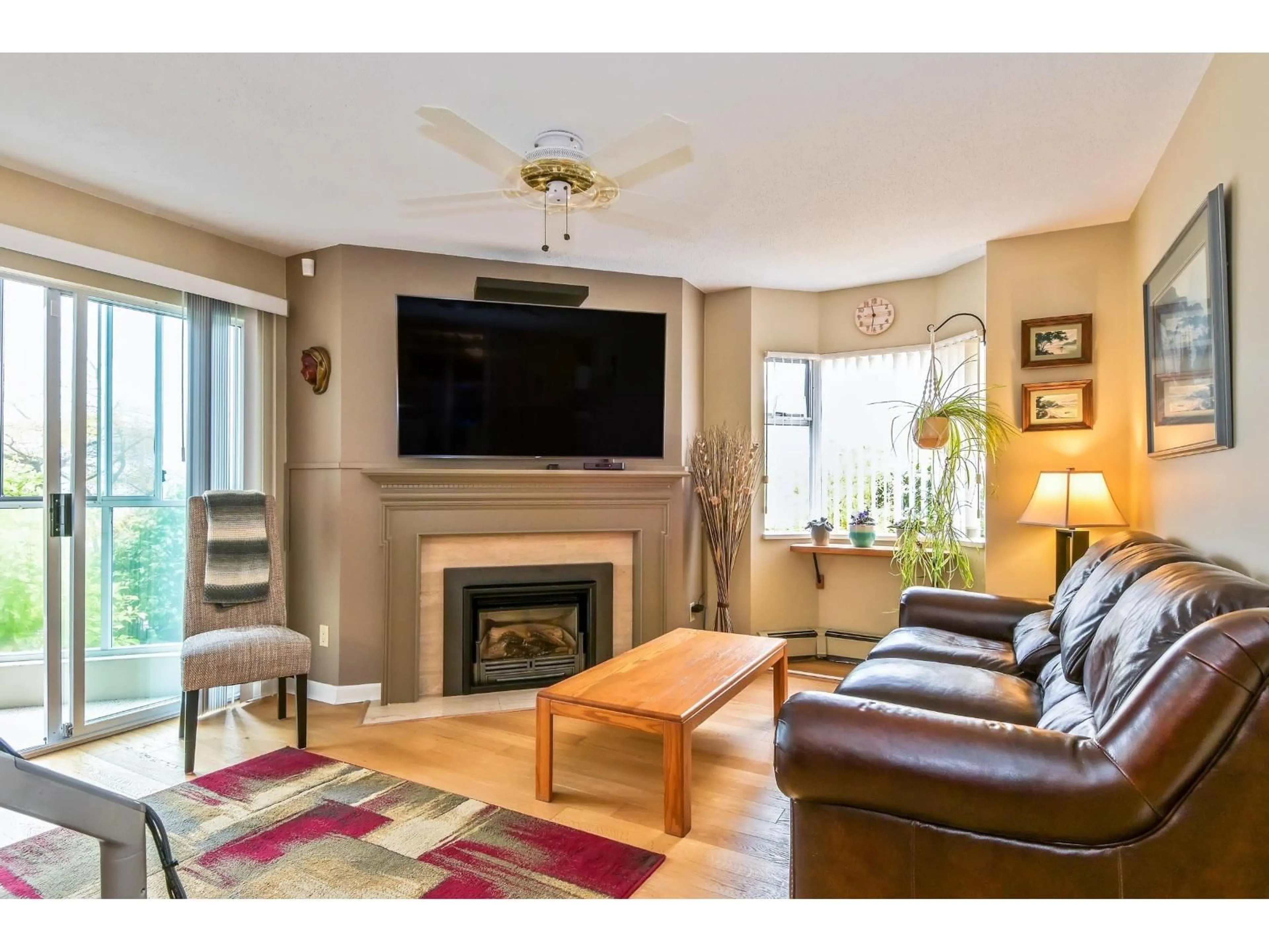 Living room with furniture, wood/laminate floor for 113 - 1442 FOSTER STREET, White Rock British Columbia V4B3X7