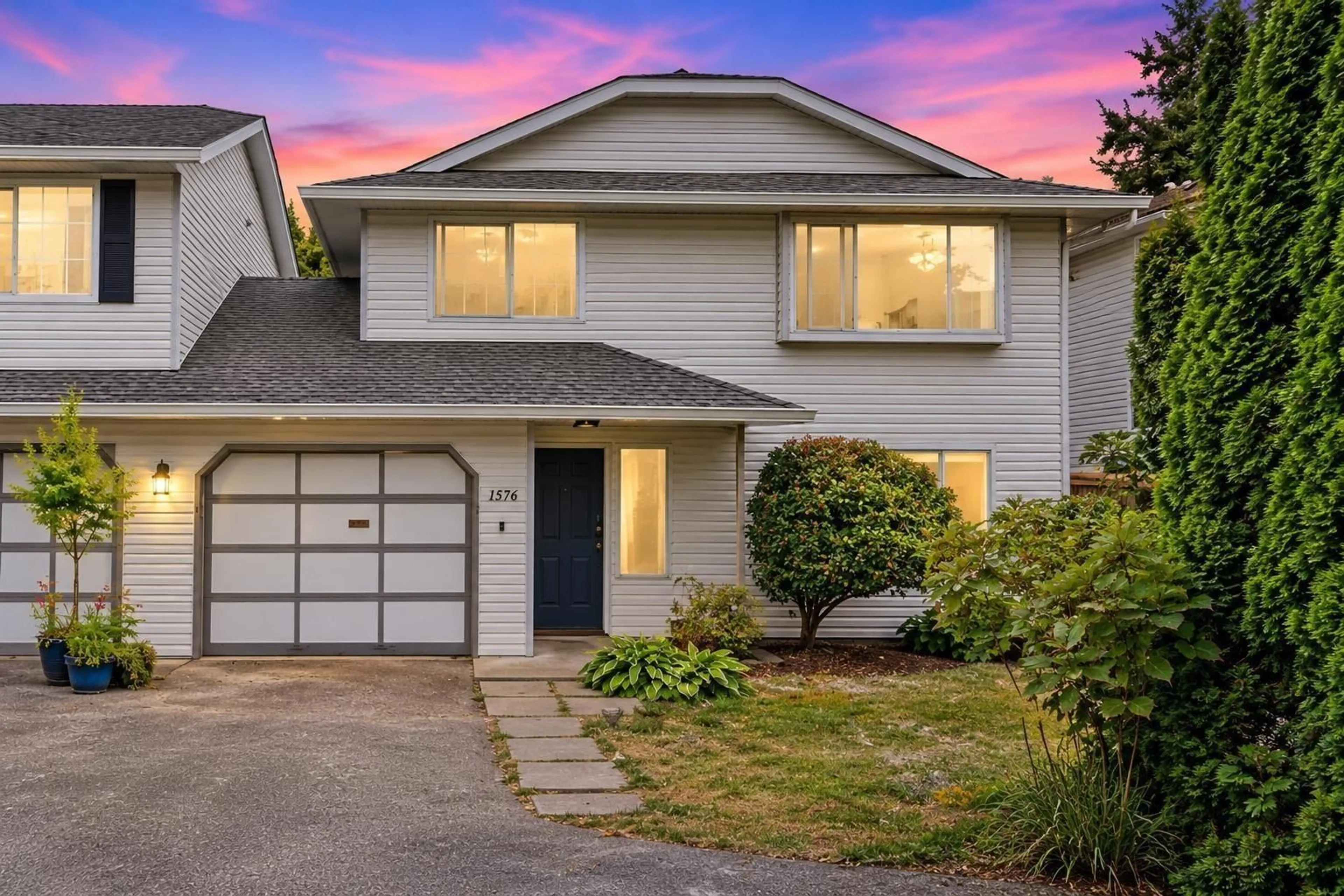 Home with vinyl exterior material, street for 1576 161 STREET, Surrey British Columbia V4A4X8