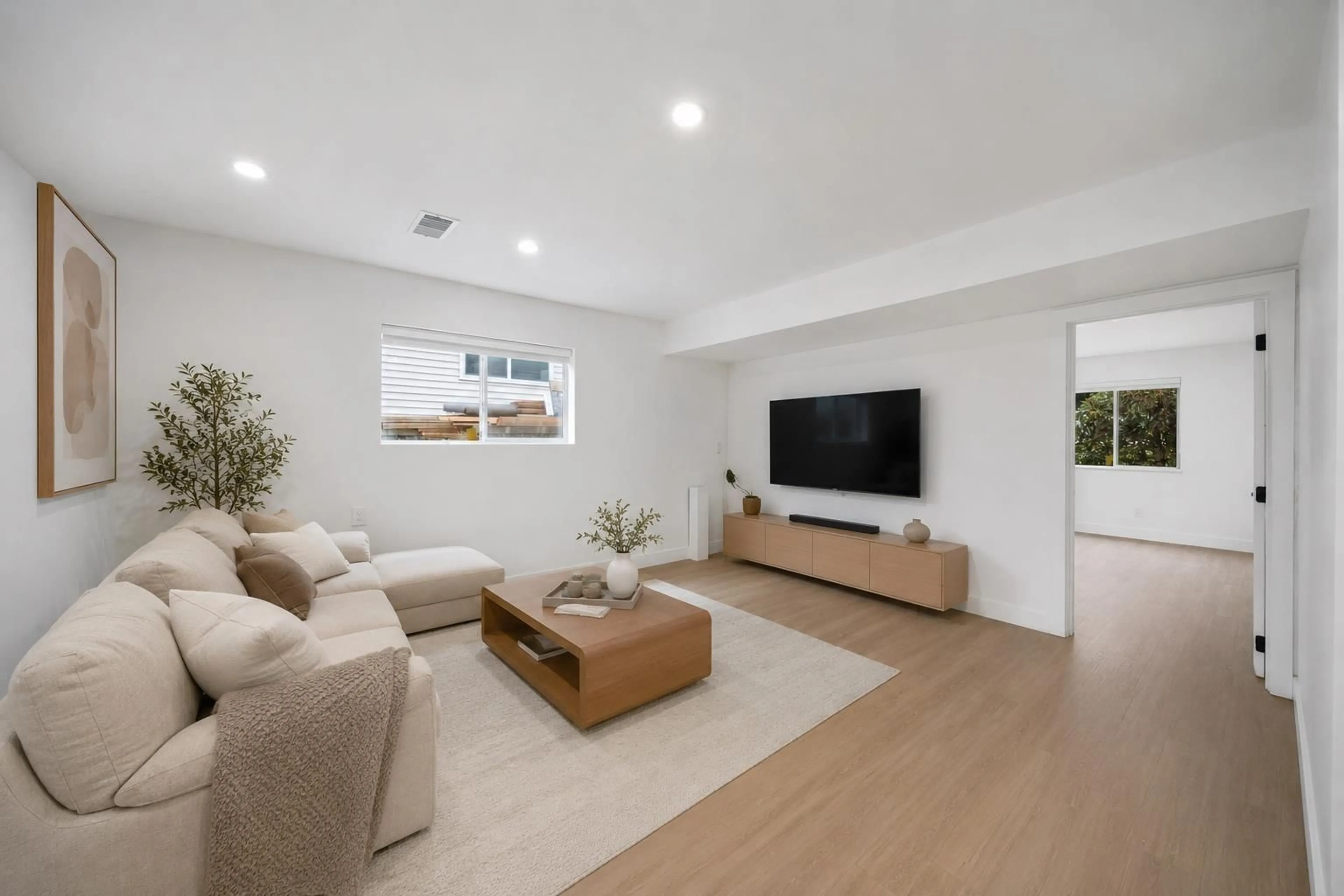 Living room with furniture, unknown for 1576 161 STREET, Surrey British Columbia V4A4X8