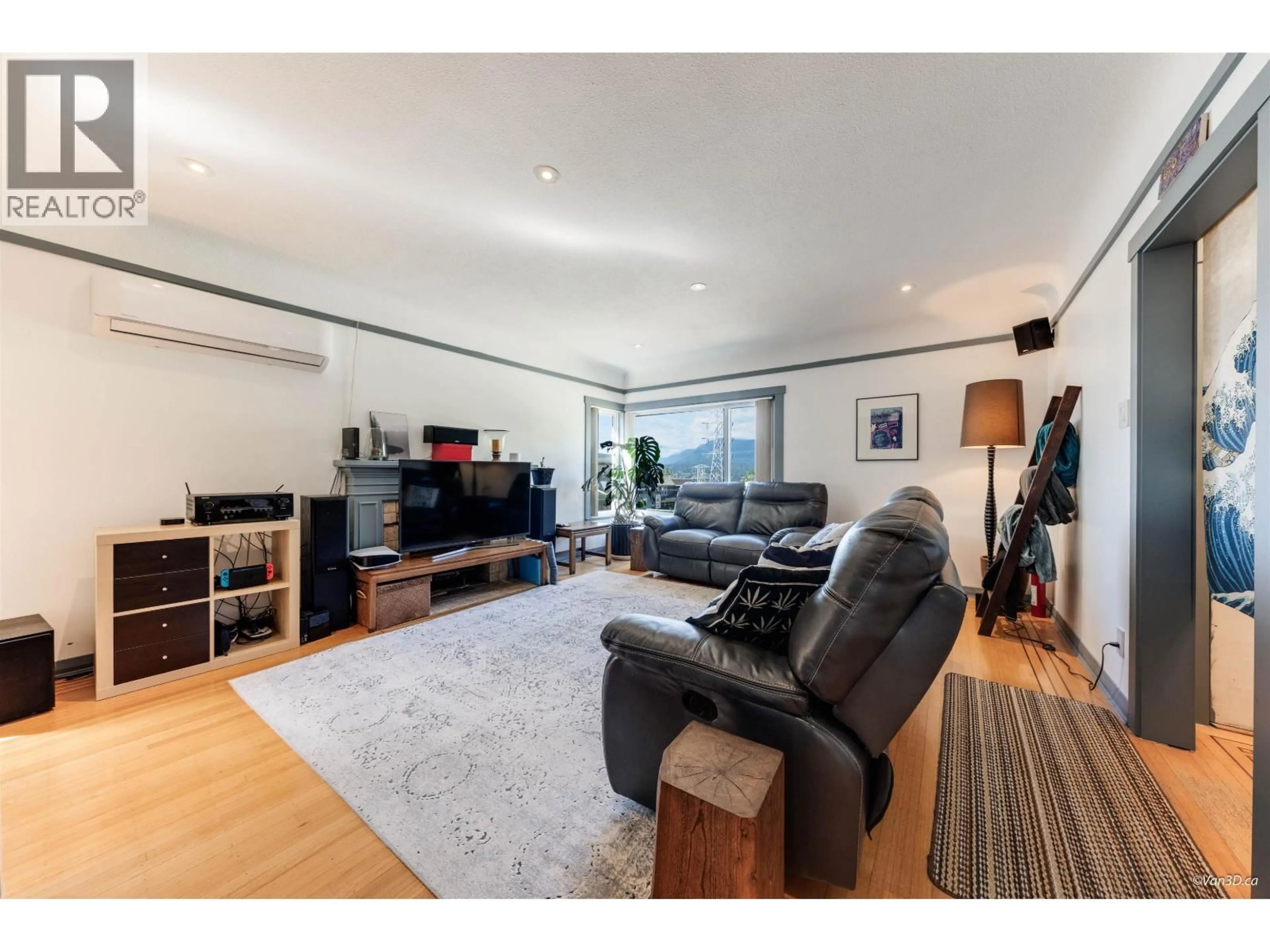 Living room with furniture, unknown for 3726 TRINITY STREET, Burnaby British Columbia V5C1N2