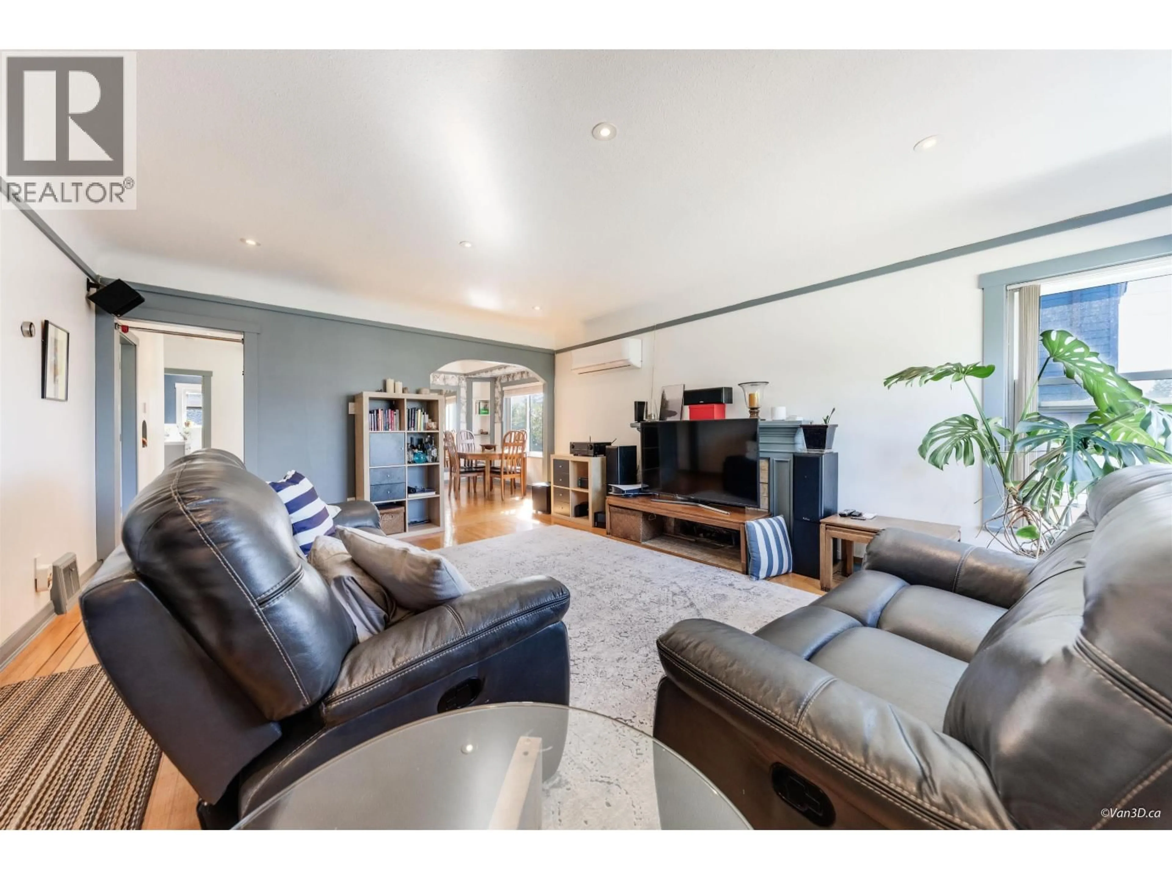 Living room with furniture, unknown for 3726 TRINITY STREET, Burnaby British Columbia V5C1N2