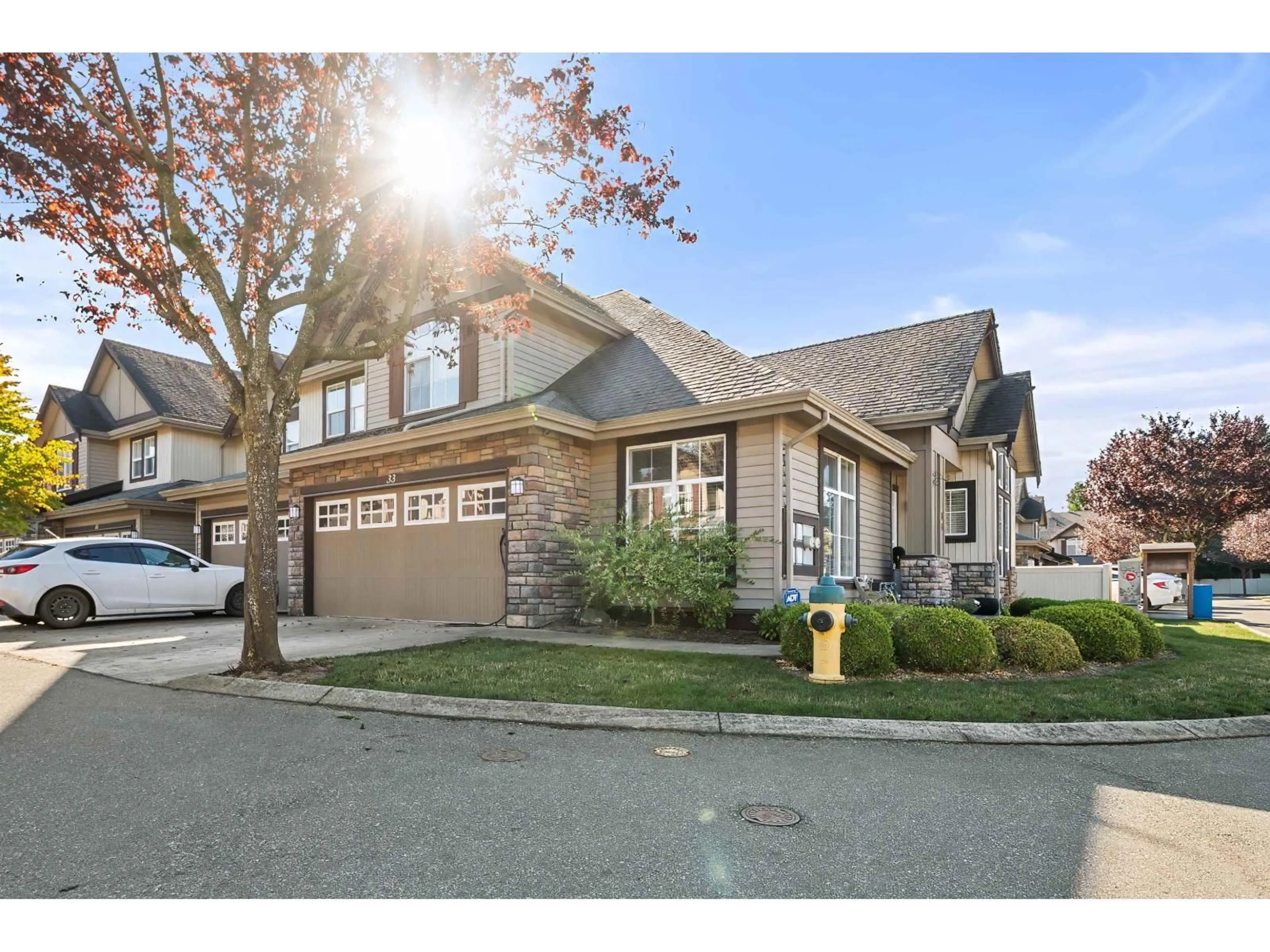 Home with vinyl exterior material, street for 33 - 6577 SOUTHDOWNE PLACE, Chilliwack British Columbia V2R0H4