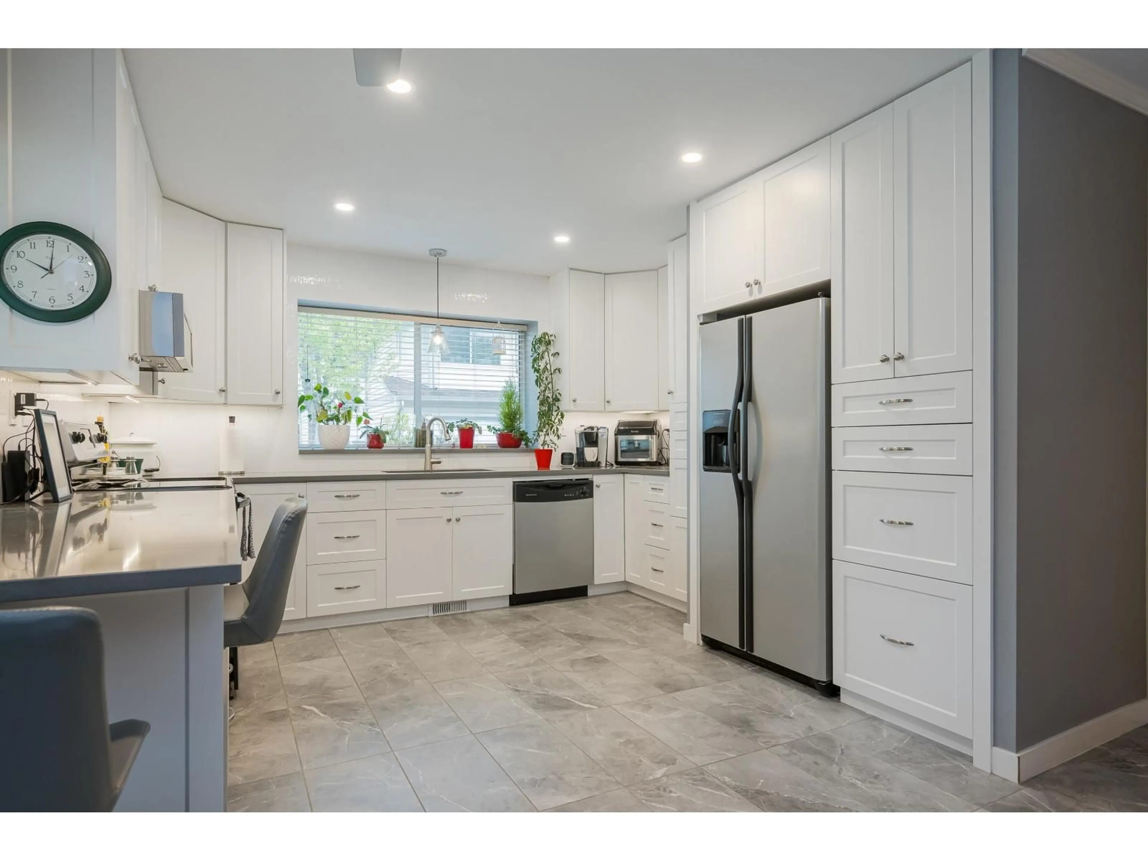 Contemporary kitchen, ceramic/tile floor for 28 - 2023 WINFIELD DRIVE, Abbotsford British Columbia V3G1K5