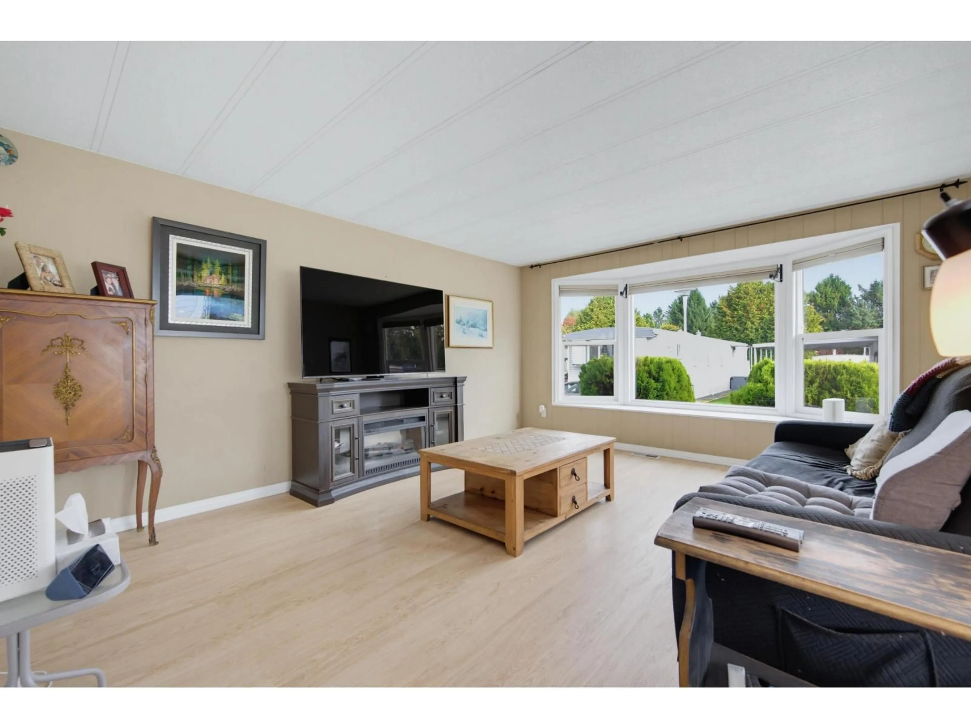 Living room with furniture, unknown for 96 - 15875 20 AVENUE, Surrey British Columbia V4A2B1