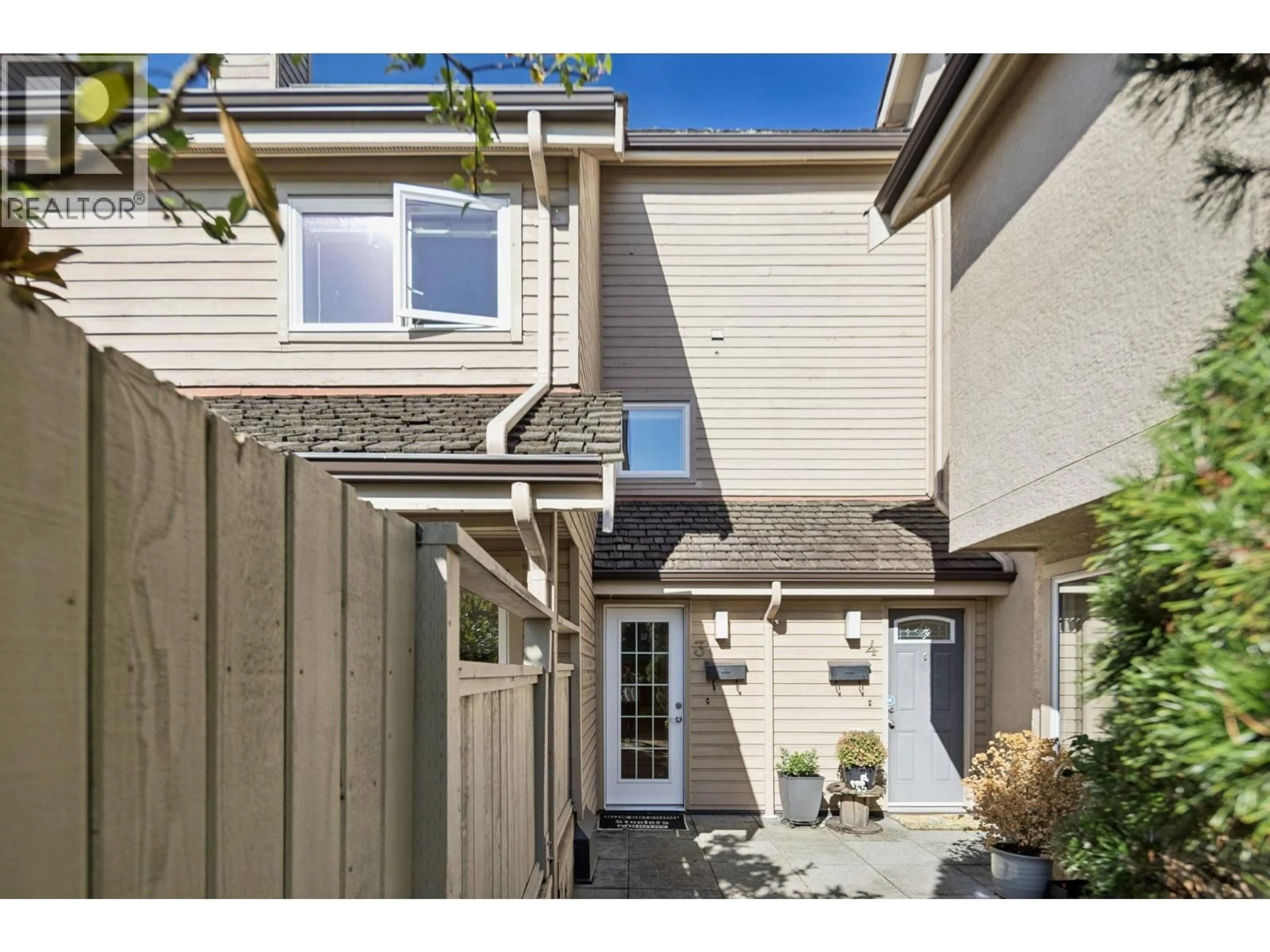 Patio, street for 3 - 230 15TH STREET, North Vancouver British Columbia V7M1S2