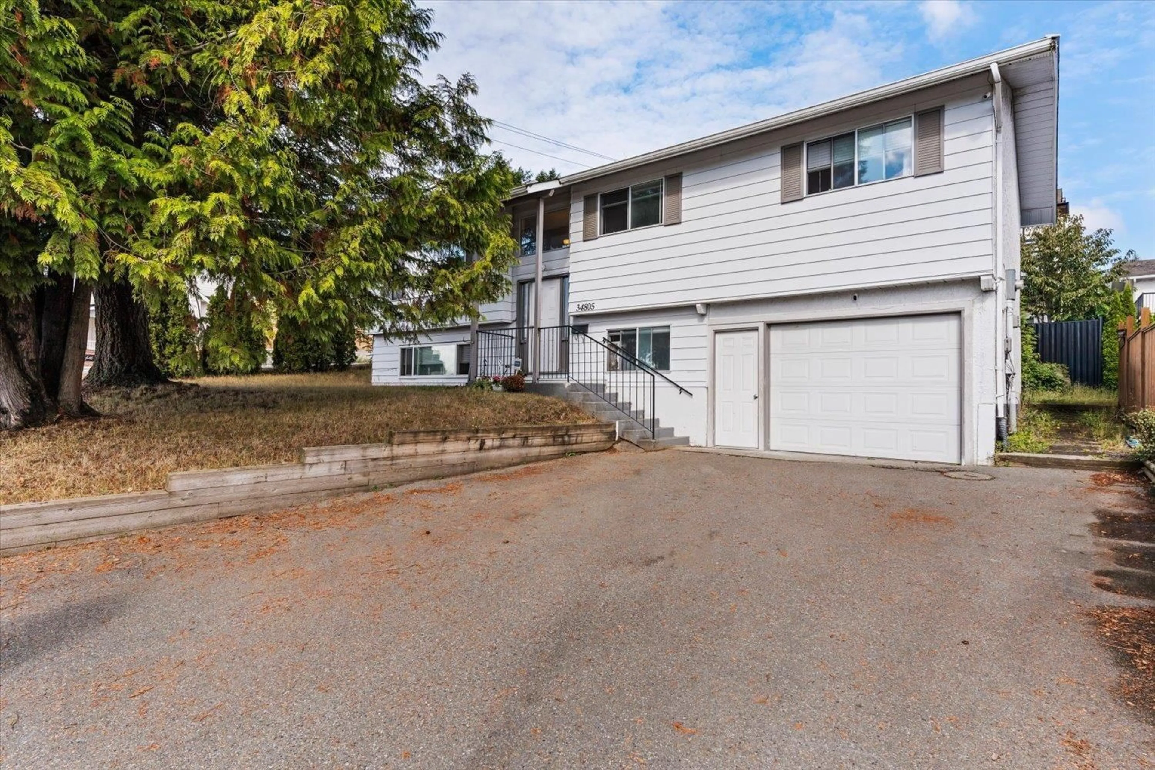 A pic from outside/outdoor area/front of a property/back of a property/a pic from drone, street for 34805 MCCABE PLACE, Abbotsford British Columbia V3G1H1