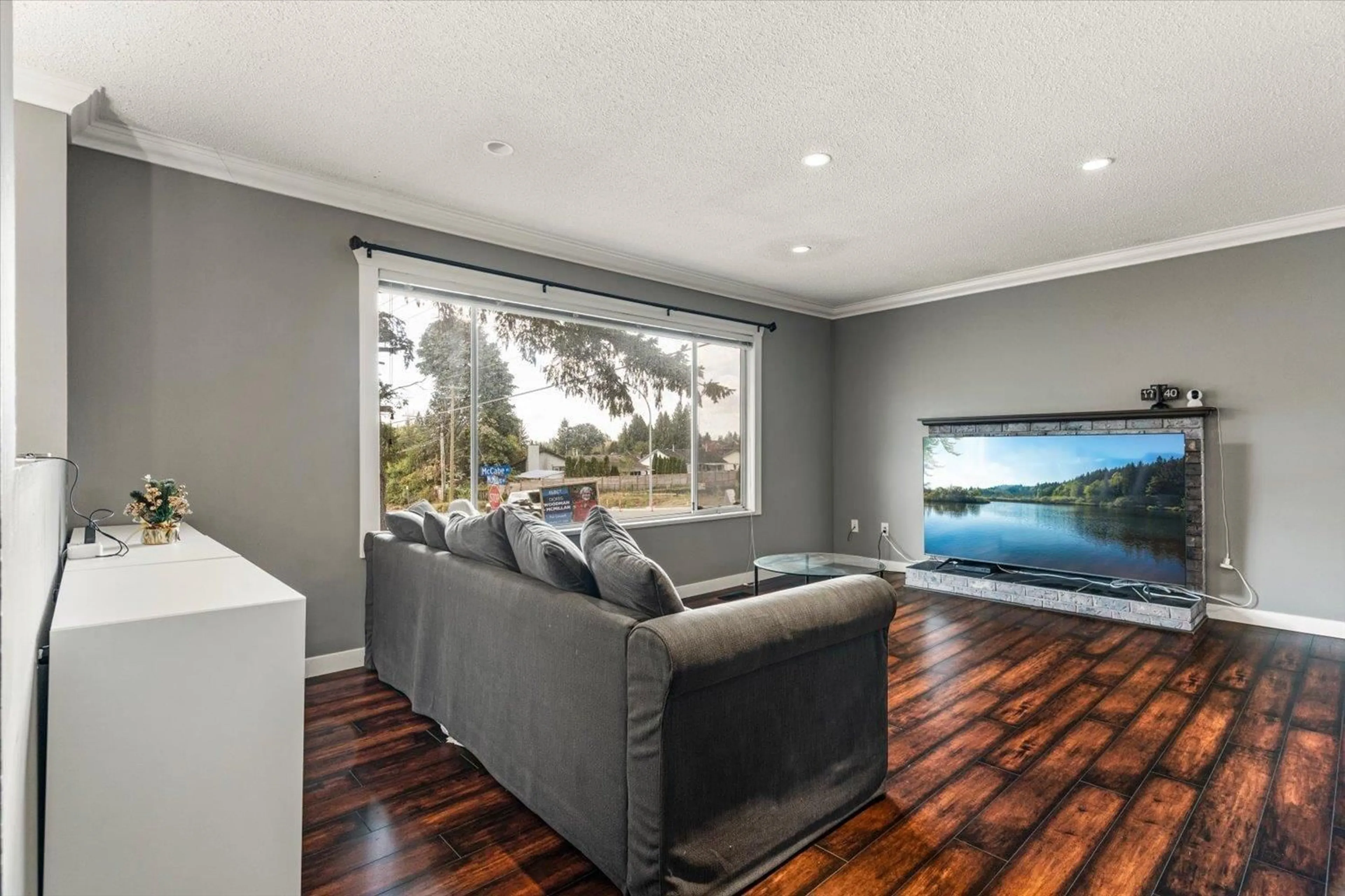 Living room with furniture, wood/laminate floor for 34805 MCCABE PLACE, Abbotsford British Columbia V3G1H1