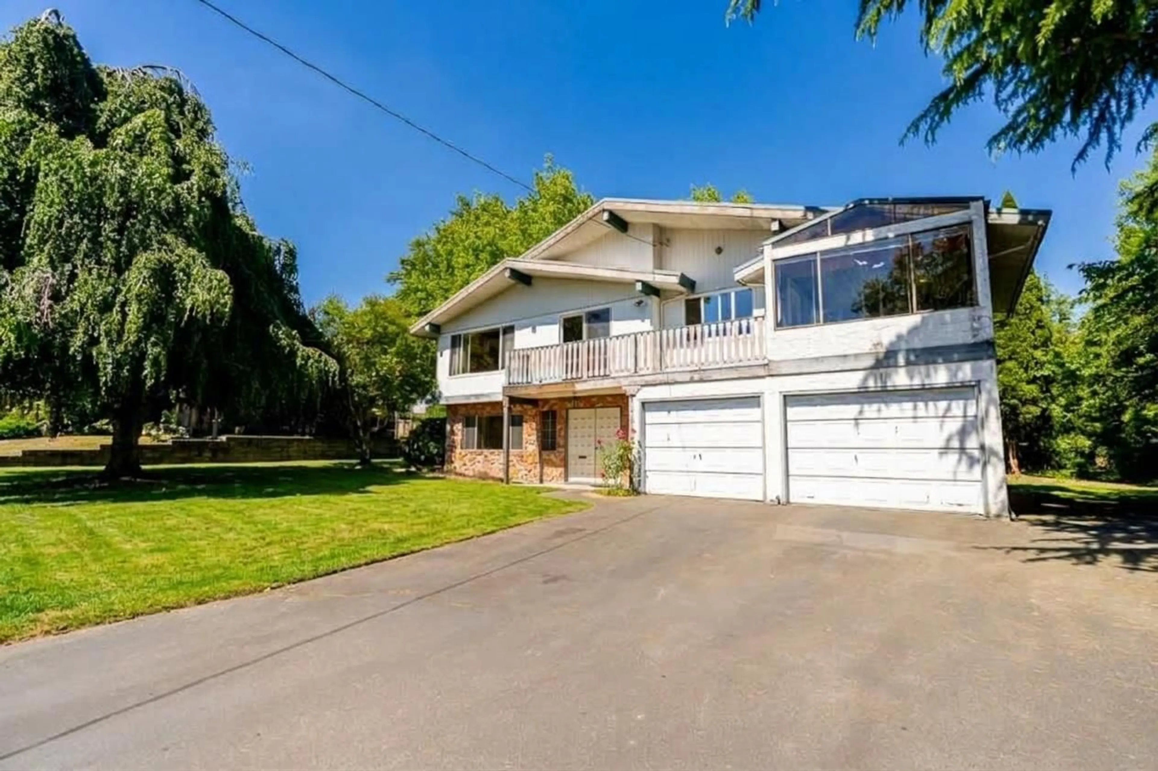 A pic from outside/outdoor area/front of a property/back of a property/a pic from drone, street for 5462 BAKERVIEW DRIVE, Surrey British Columbia V3S1A5