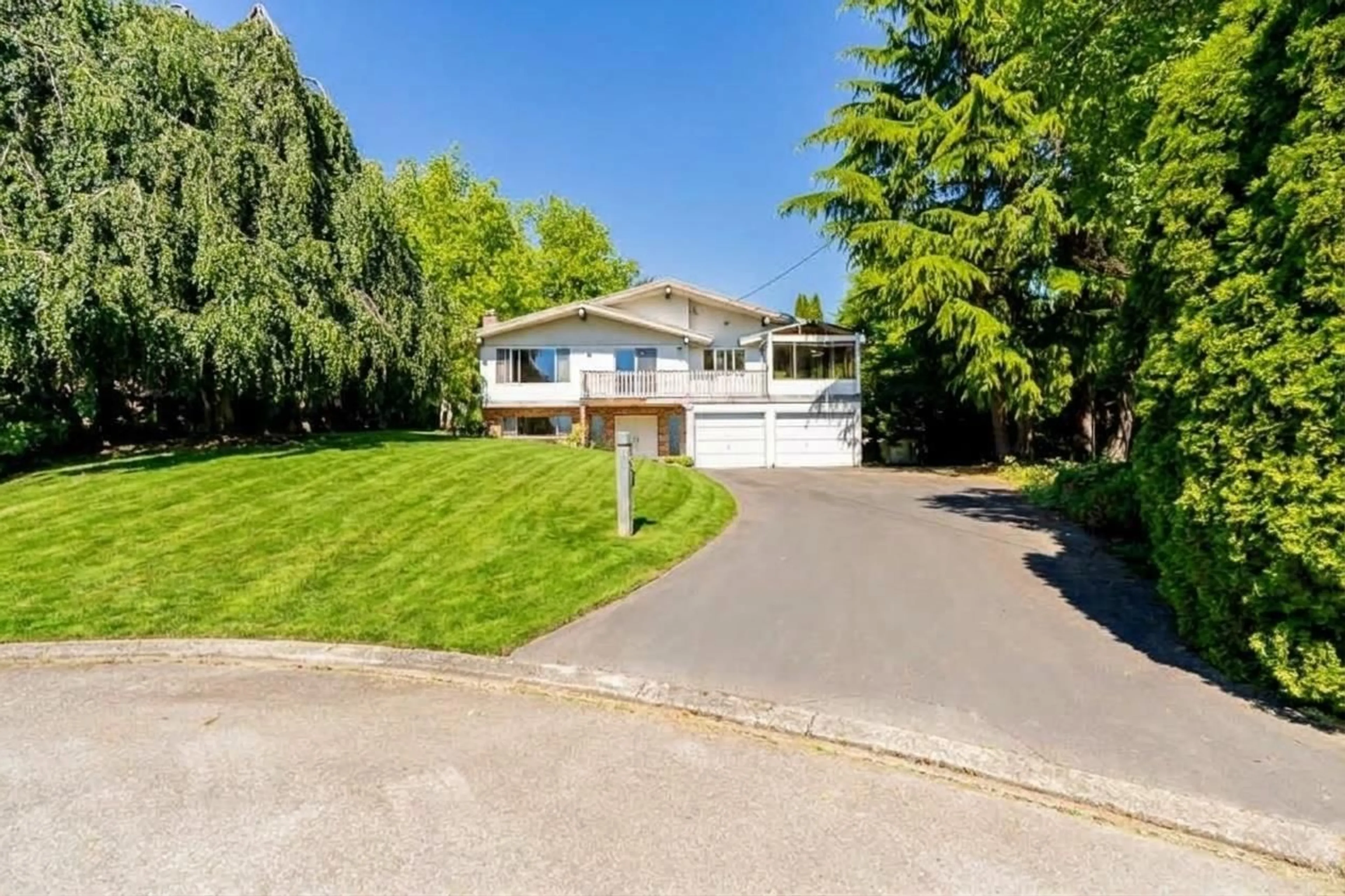 A pic from outside/outdoor area/front of a property/back of a property/a pic from drone, street for 5462 BAKERVIEW DRIVE, Surrey British Columbia V3S1A5