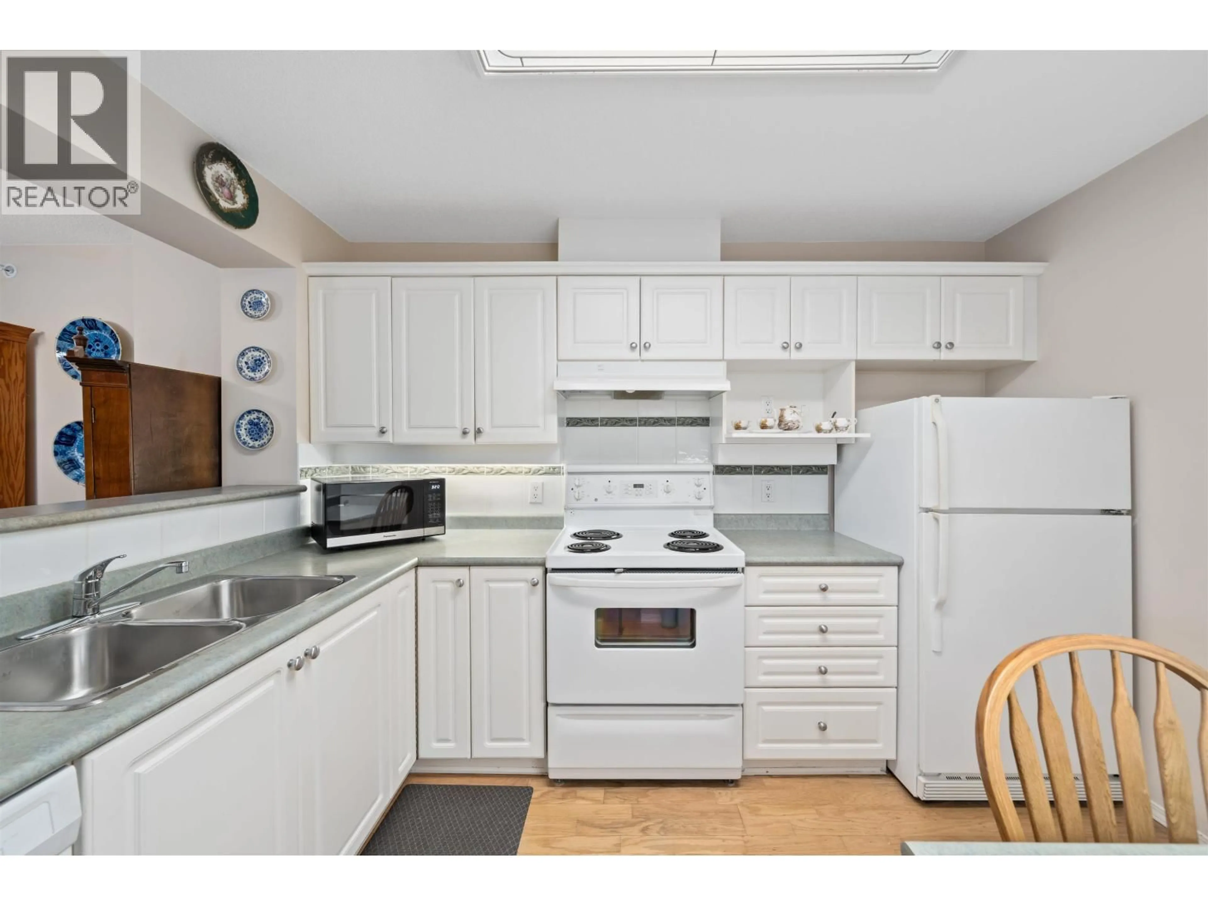 Standard kitchen, unknown for 509 - 12148 224 STREET, Maple Ridge British Columbia V2X7N5