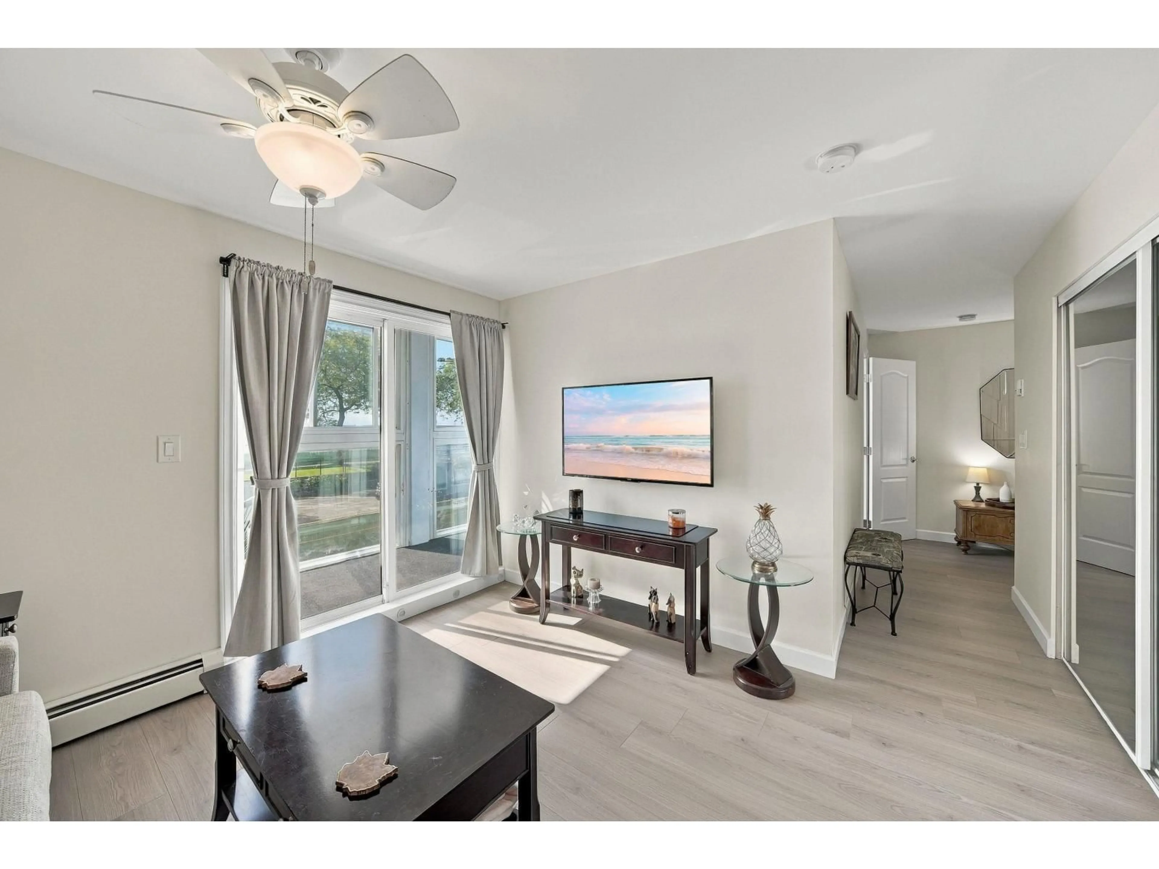 A pic of a room for 106 - 14881 MARINE DRIVE, White Rock British Columbia V4B1C2