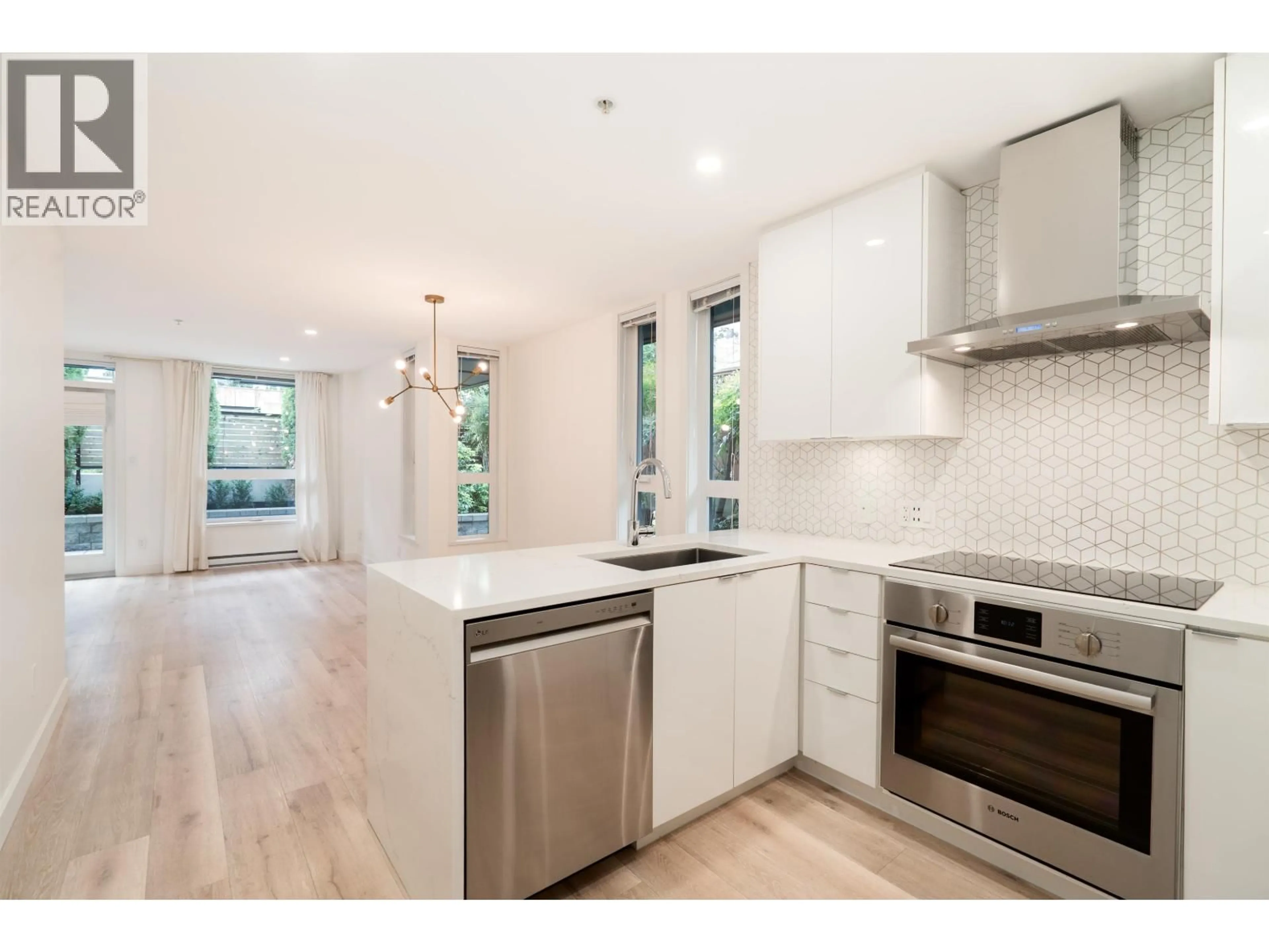 Open concept kitchen, wood/laminate floor for 101 - 562 7TH AVENUE, Vancouver British Columbia V5T1N7
