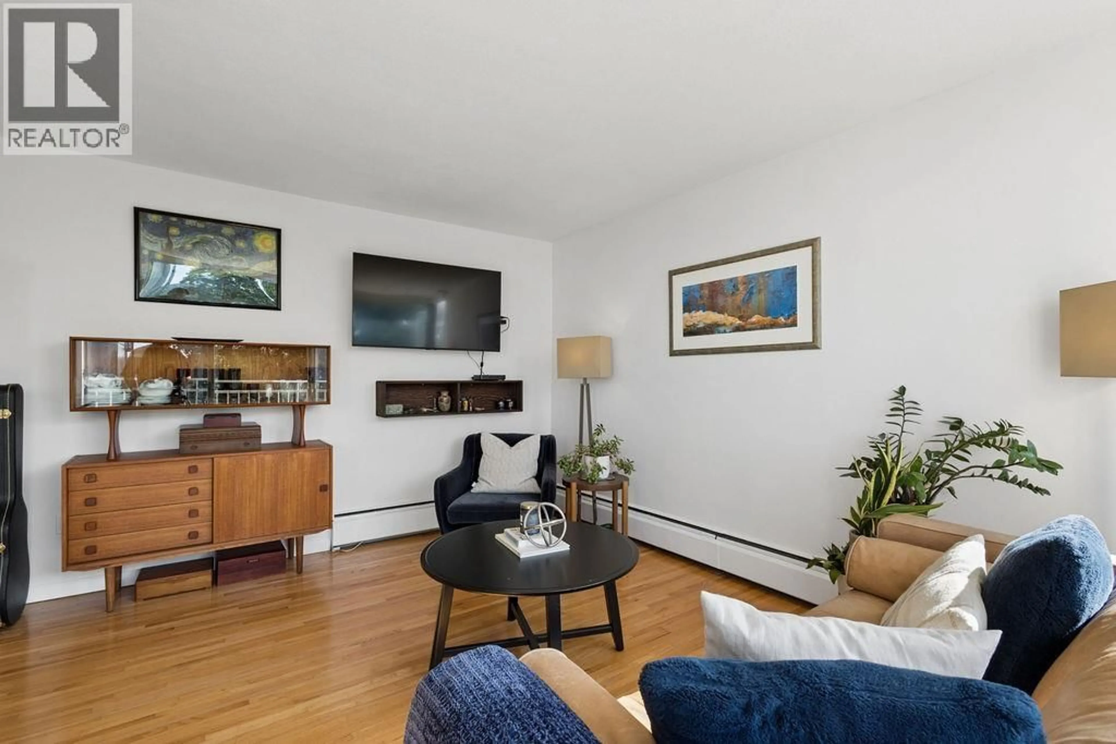 Living room with furniture, wood/laminate floor for 607 - 1250 BURNABY STREET, Vancouver British Columbia V6E1P6