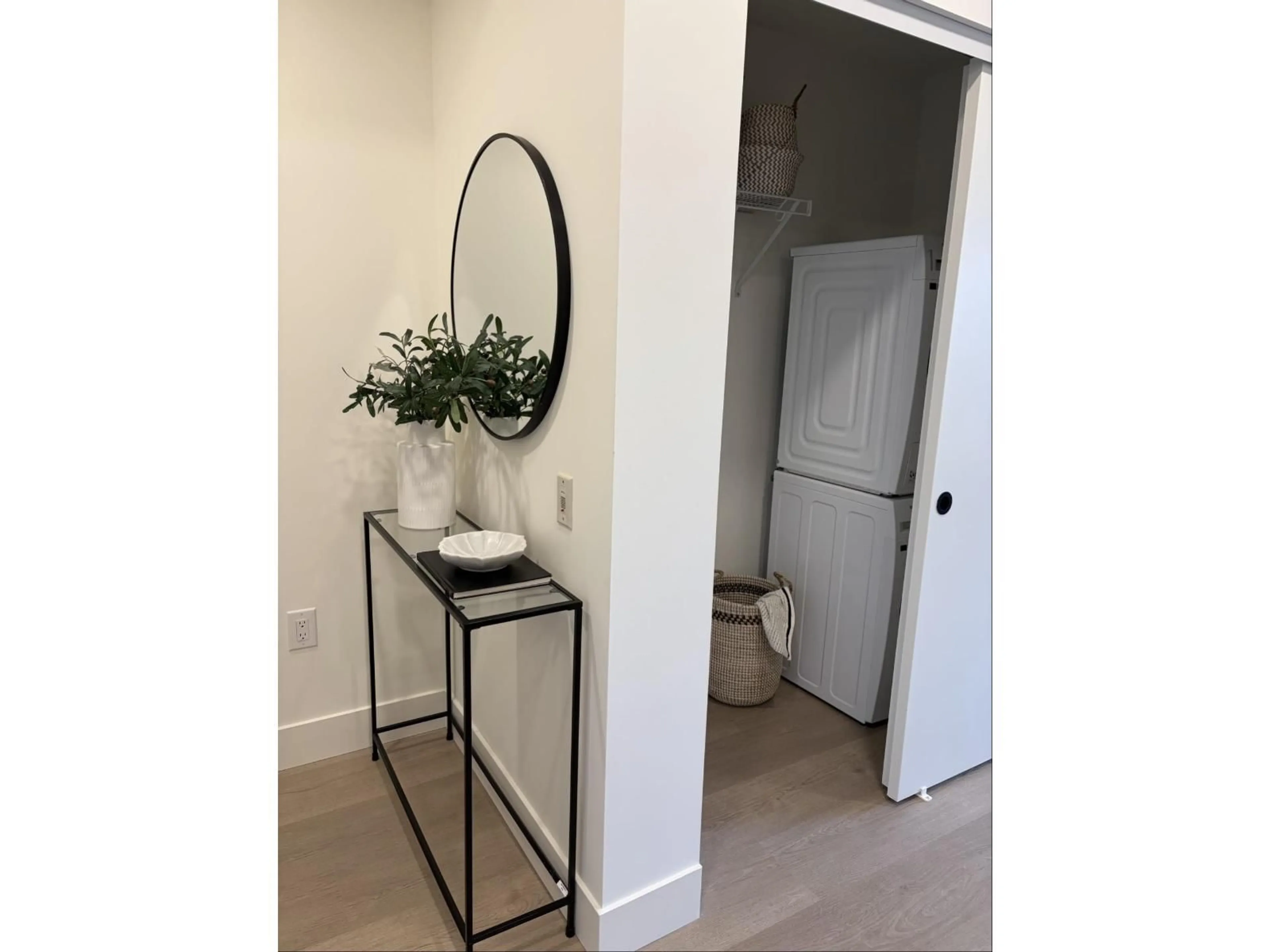 Indoor entryway for 104 - 10065 133 STREET, Surrey British Columbia V3T3Y6