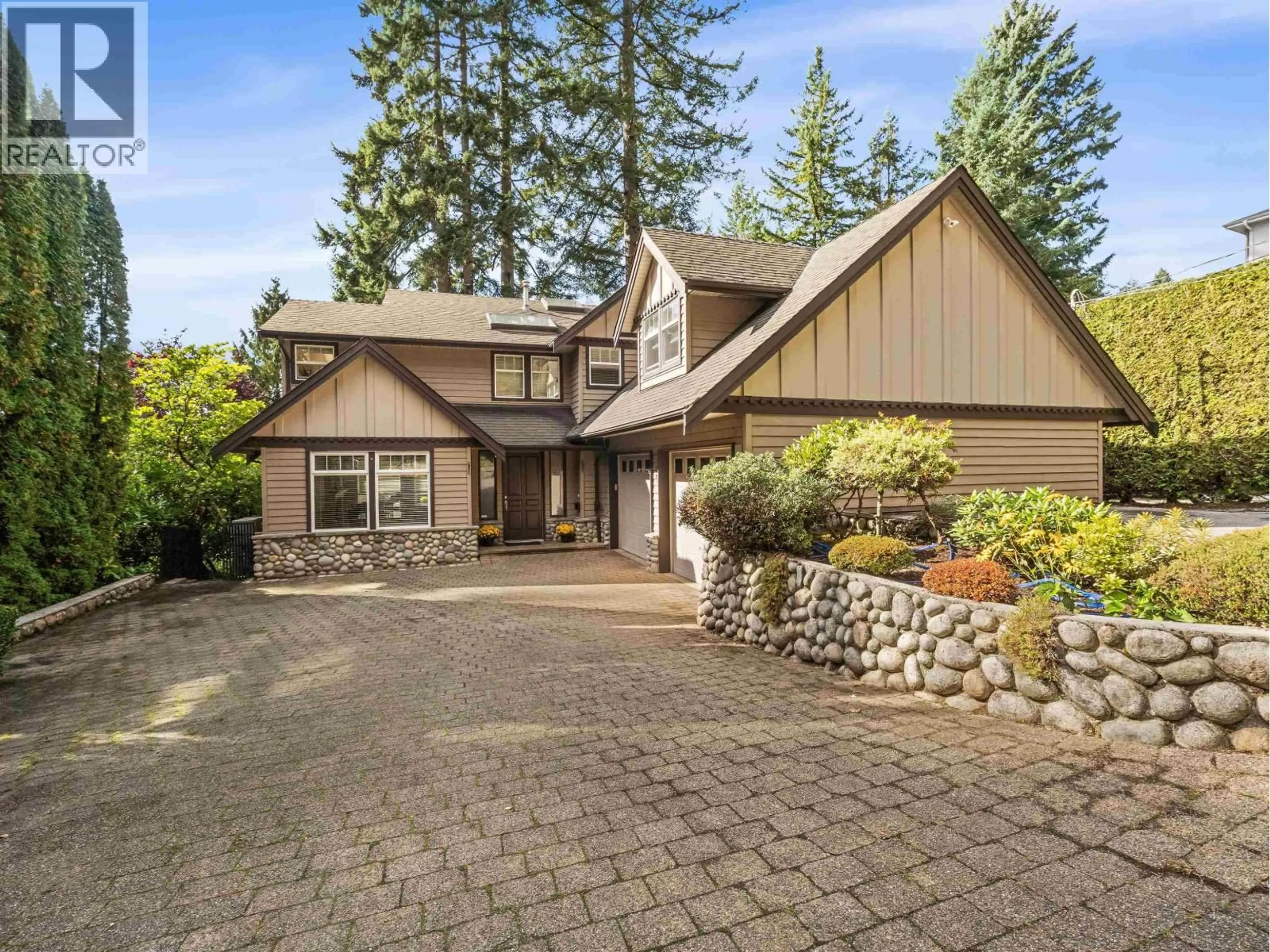 Home with vinyl exterior material, street for 4047 WOODBURY AVENUE, North Vancouver British Columbia V7N3N4