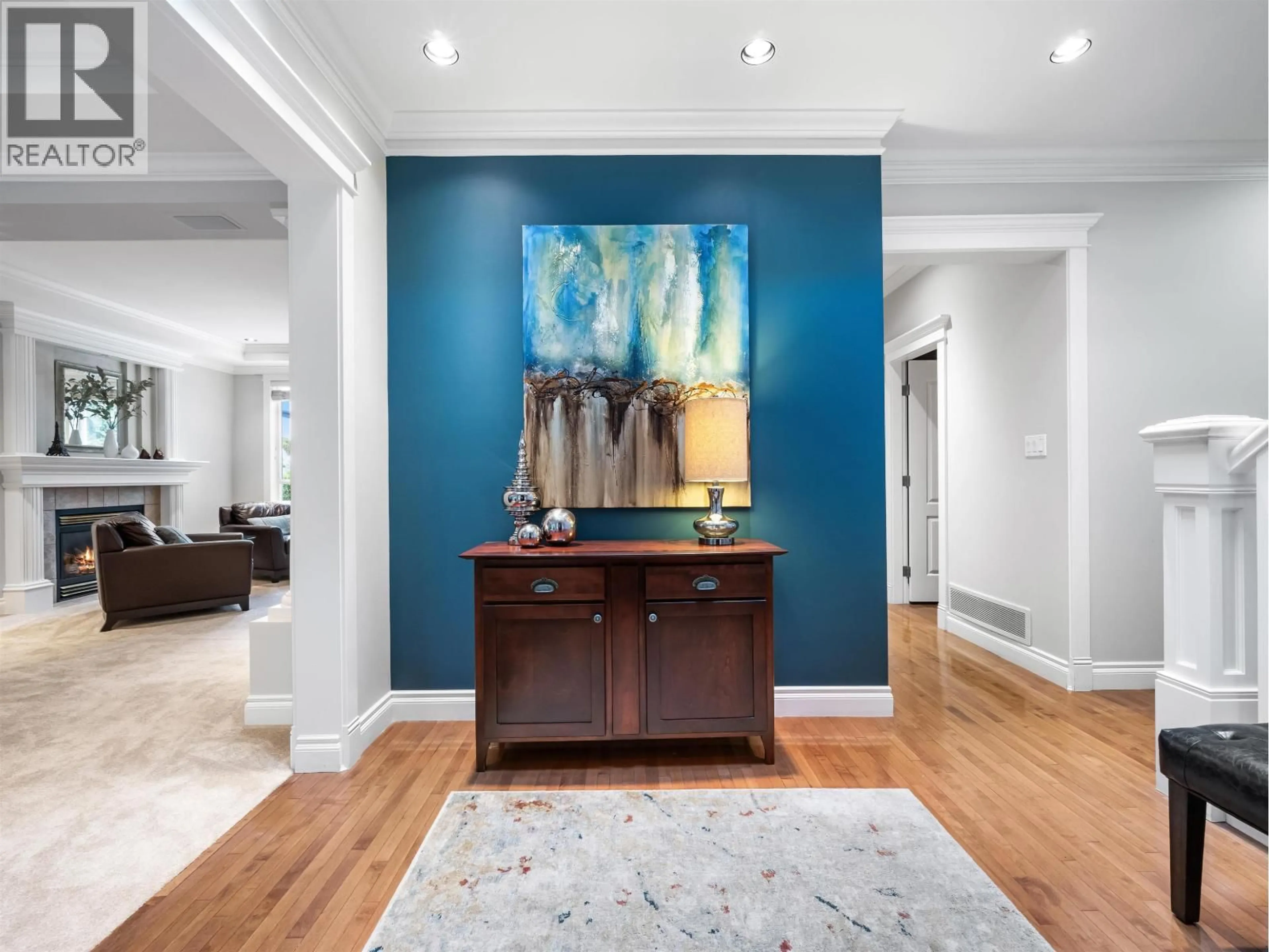 Indoor entryway for 4047 WOODBURY AVENUE, North Vancouver British Columbia V7N3N4