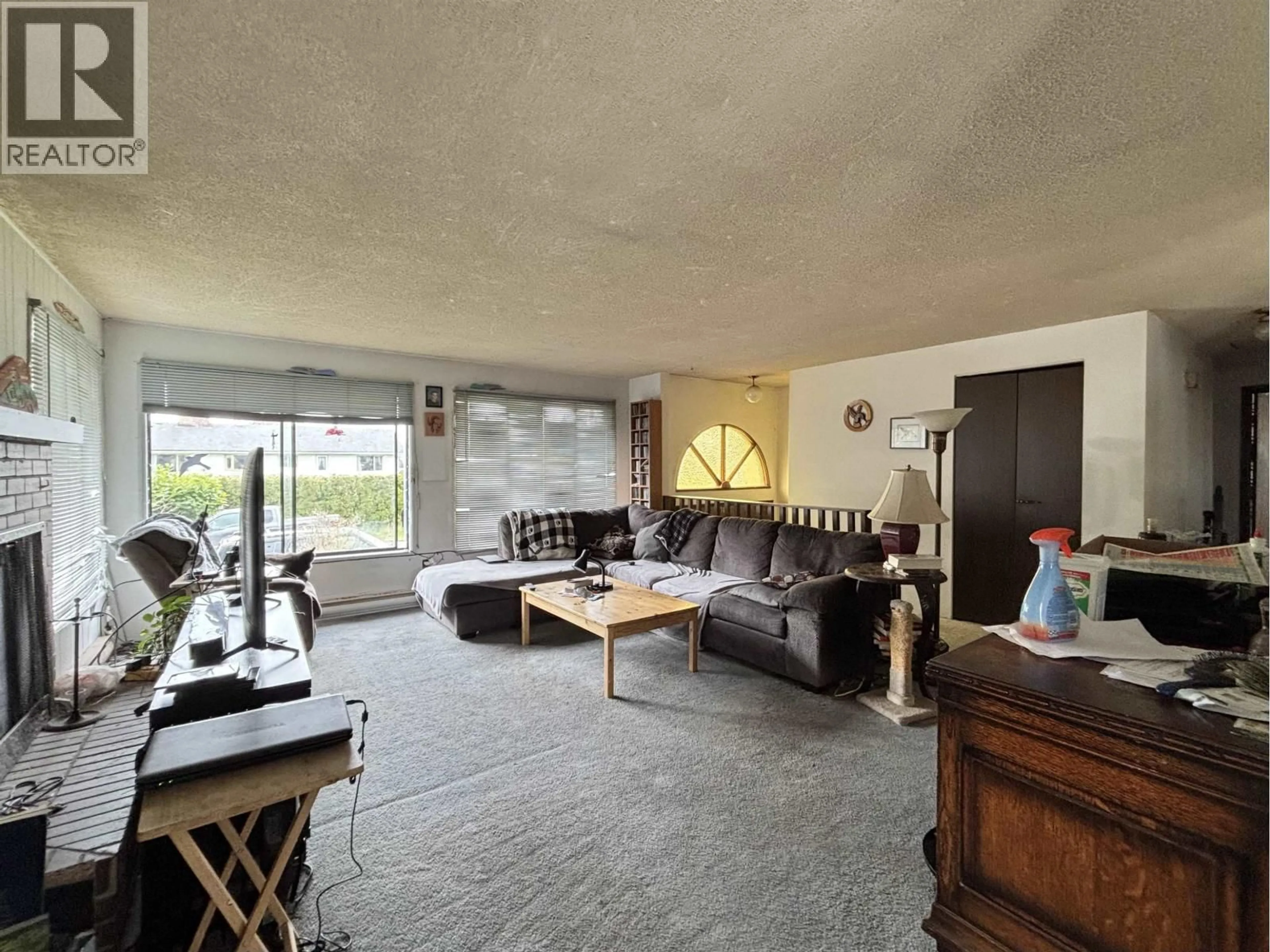 Living room with furniture, unknown for 5762 SPINDRIFT STREET, Sechelt British Columbia V0V0V0