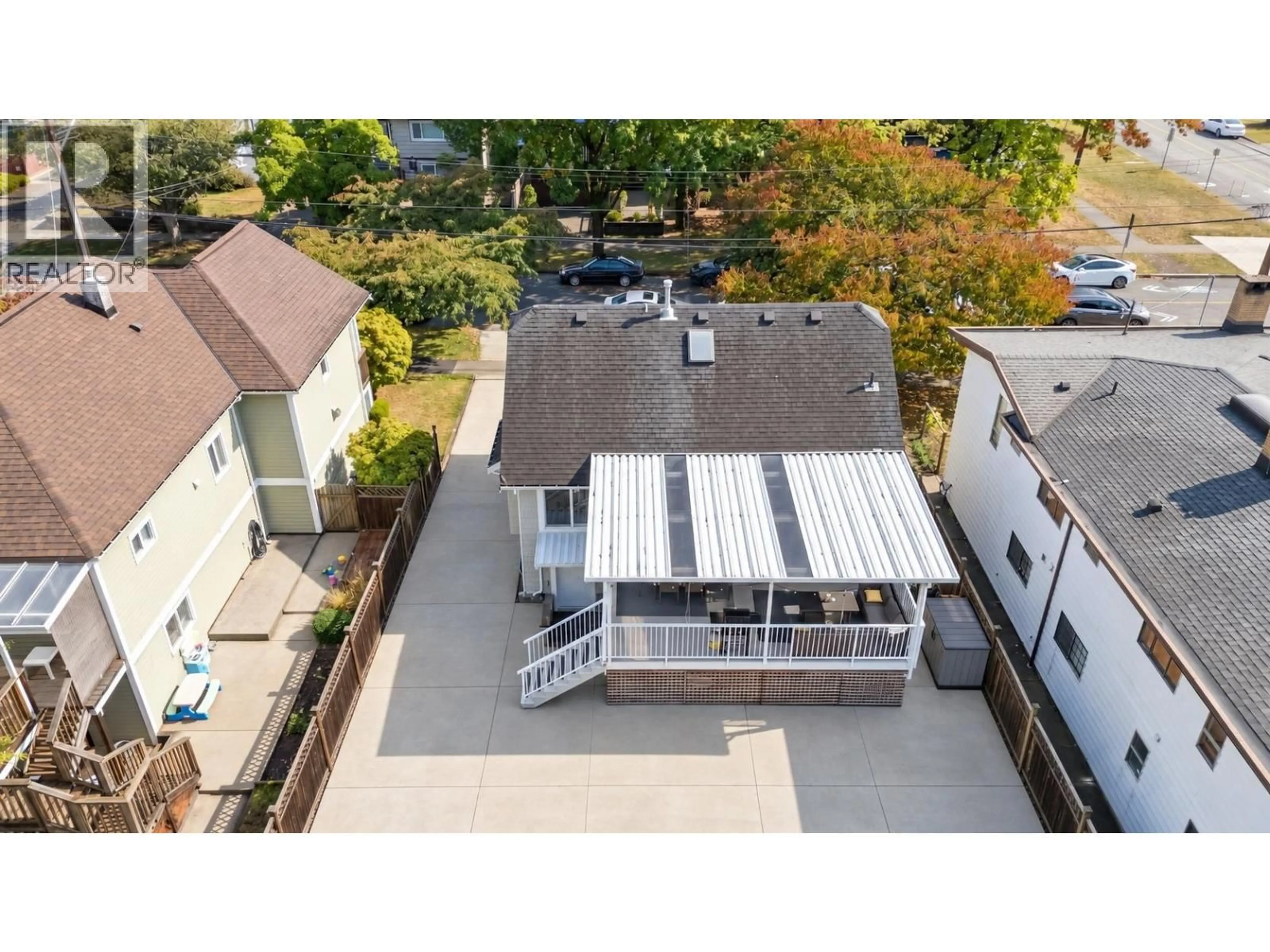 A pic from outside/outdoor area/front of a property/back of a property/a pic from drone, street for 413 SEVENTH AVENUE, New Westminster British Columbia V3L1W6