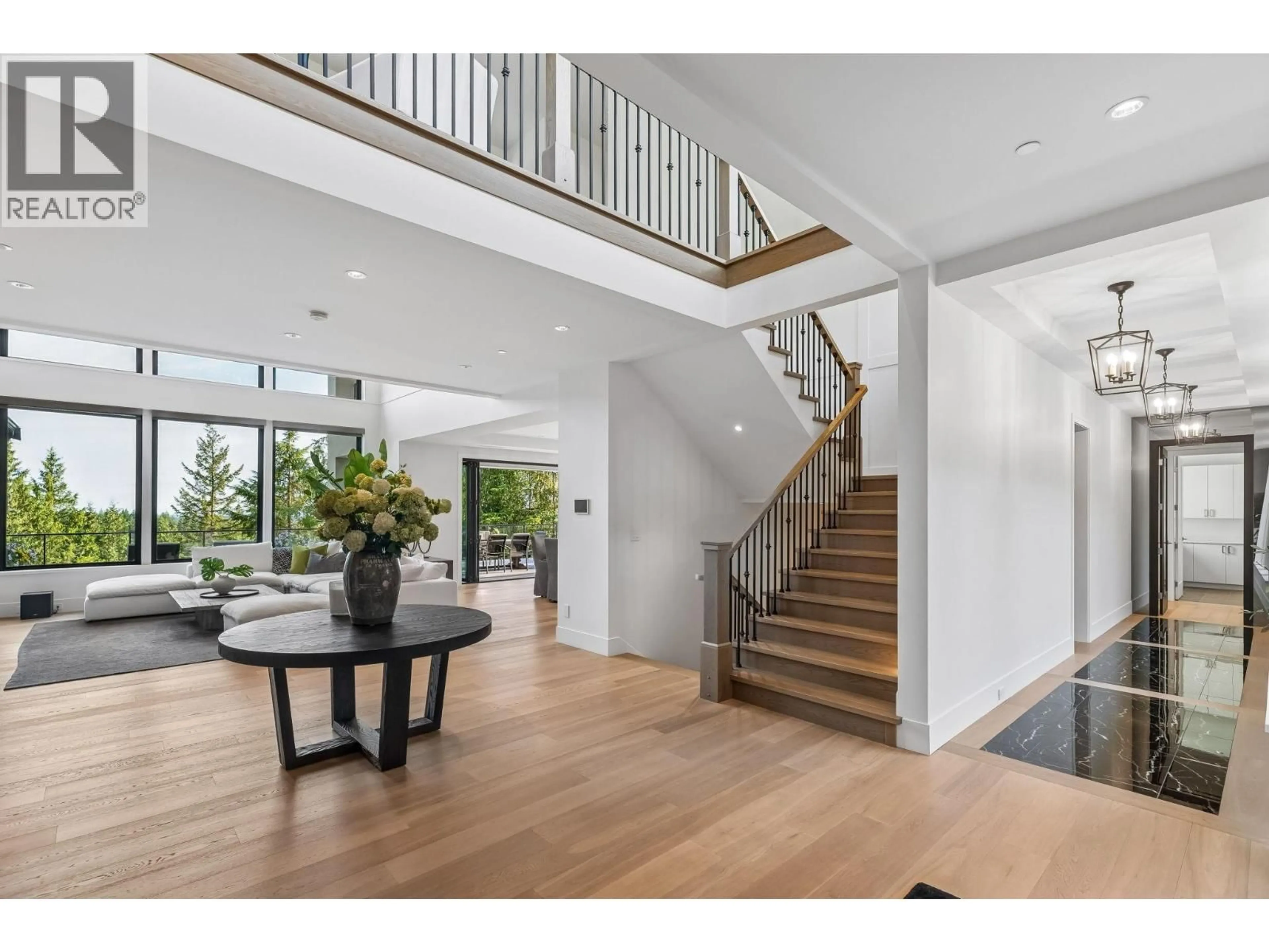 Indoor foyer for 2051 RIDGE MOUNTAIN DRIVE, Anmore British Columbia V3H0G7