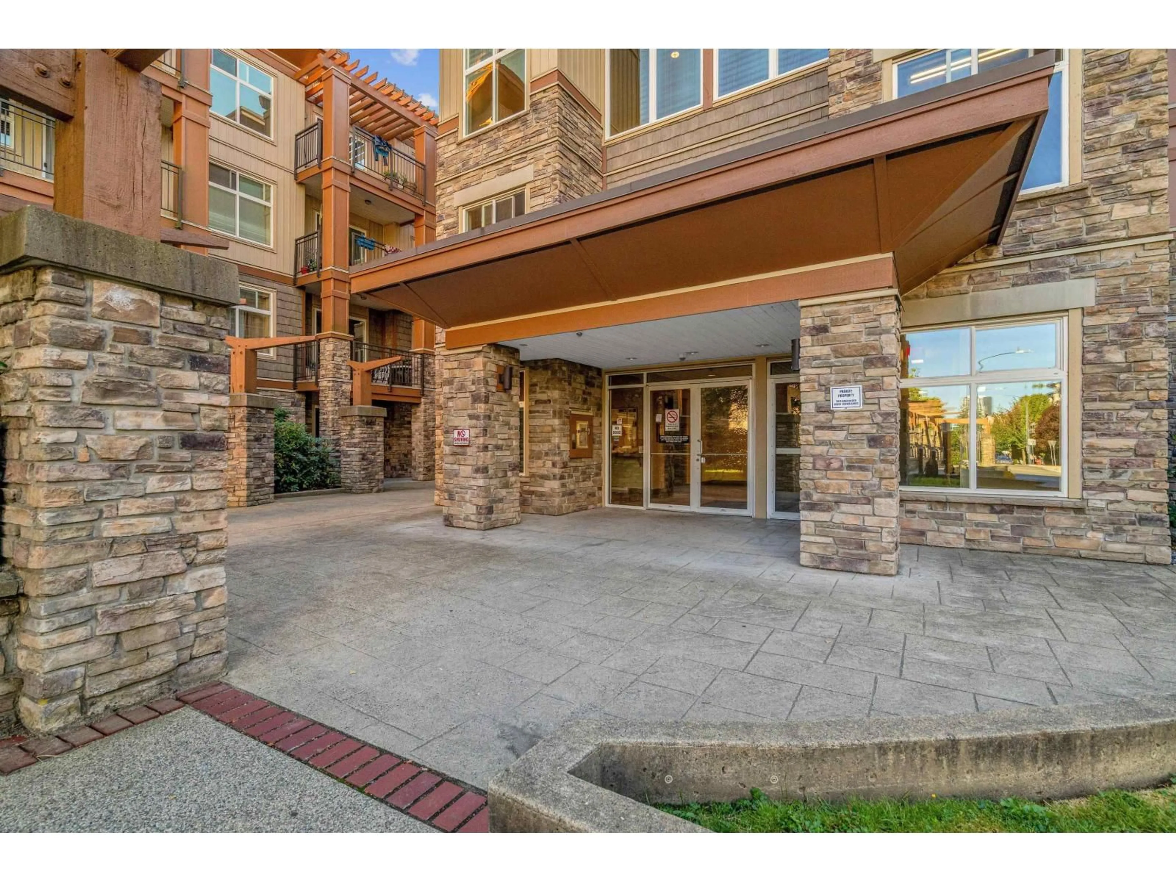Indoor foyer for 415 - 10237 133 STREET, Surrey British Columbia V3T0C6