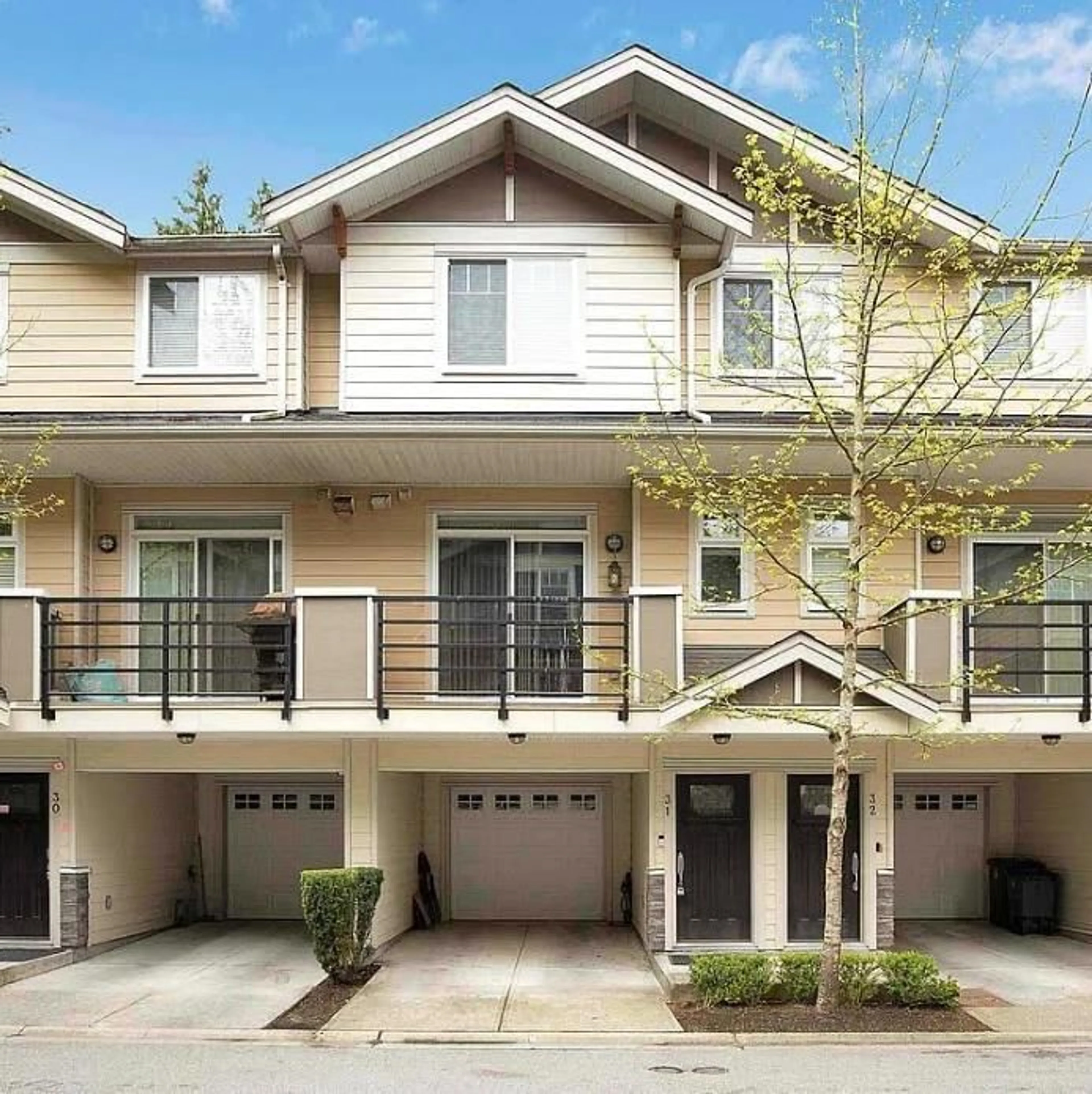 Home with vinyl exterior material, street for 31 - 6383 140 STREET, Surrey British Columbia V3W0E9