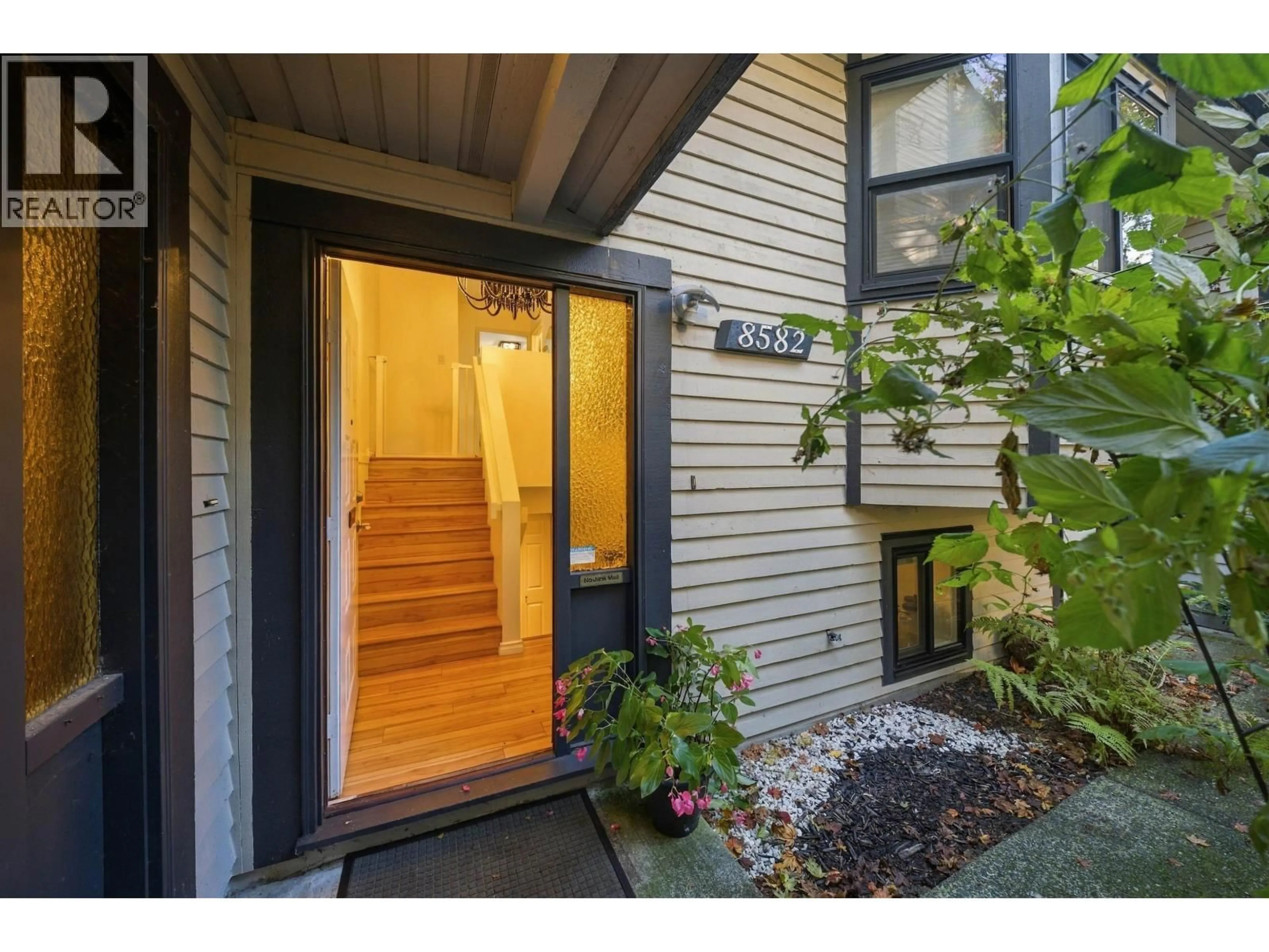 Indoor entryway for 8582 WILDERNESS COURT, Burnaby British Columbia V5A4B2