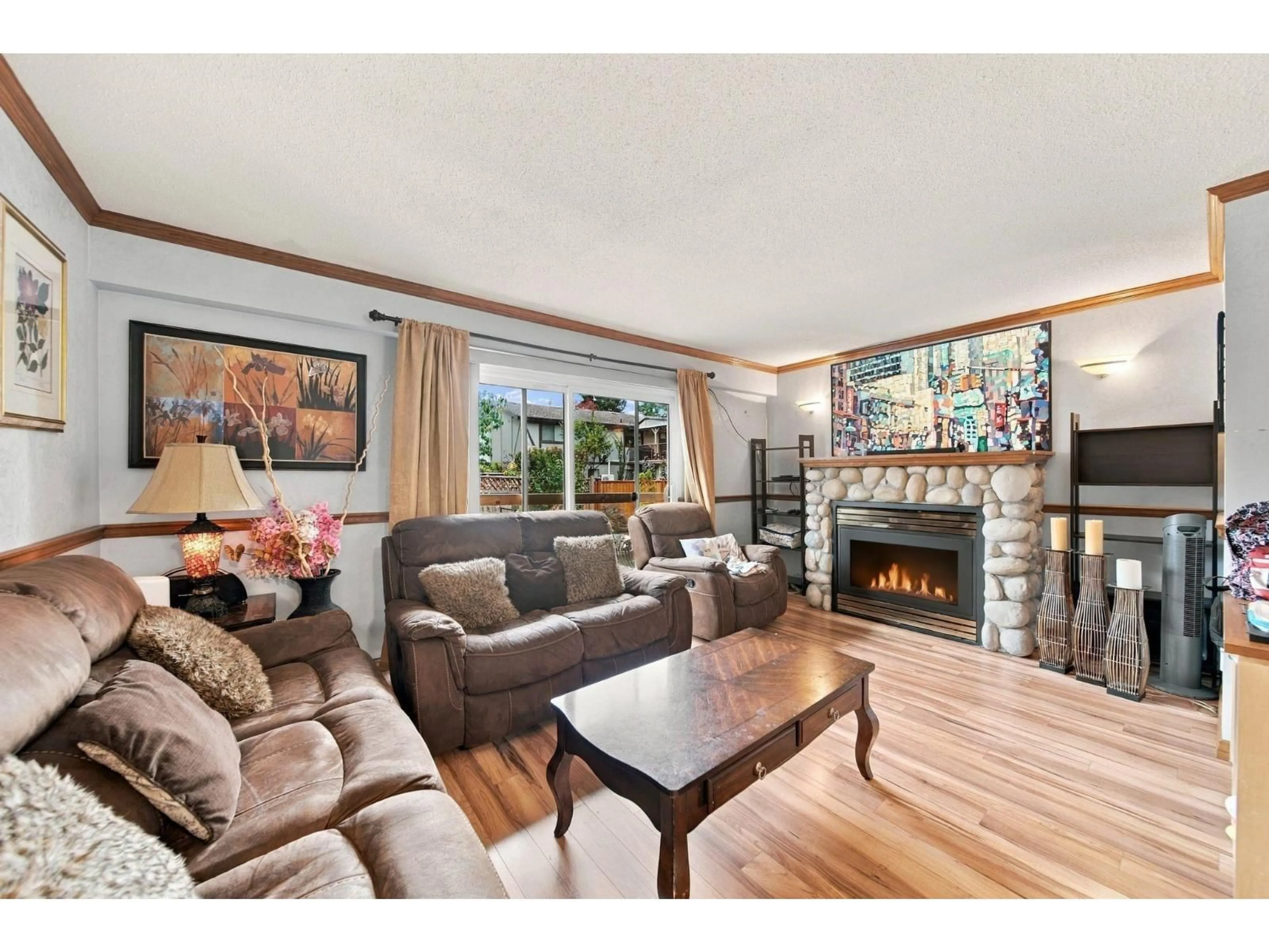 Living room with furniture, wood/laminate floor for 16 - 11735 89A AVENUE, Delta British Columbia V4C3G8