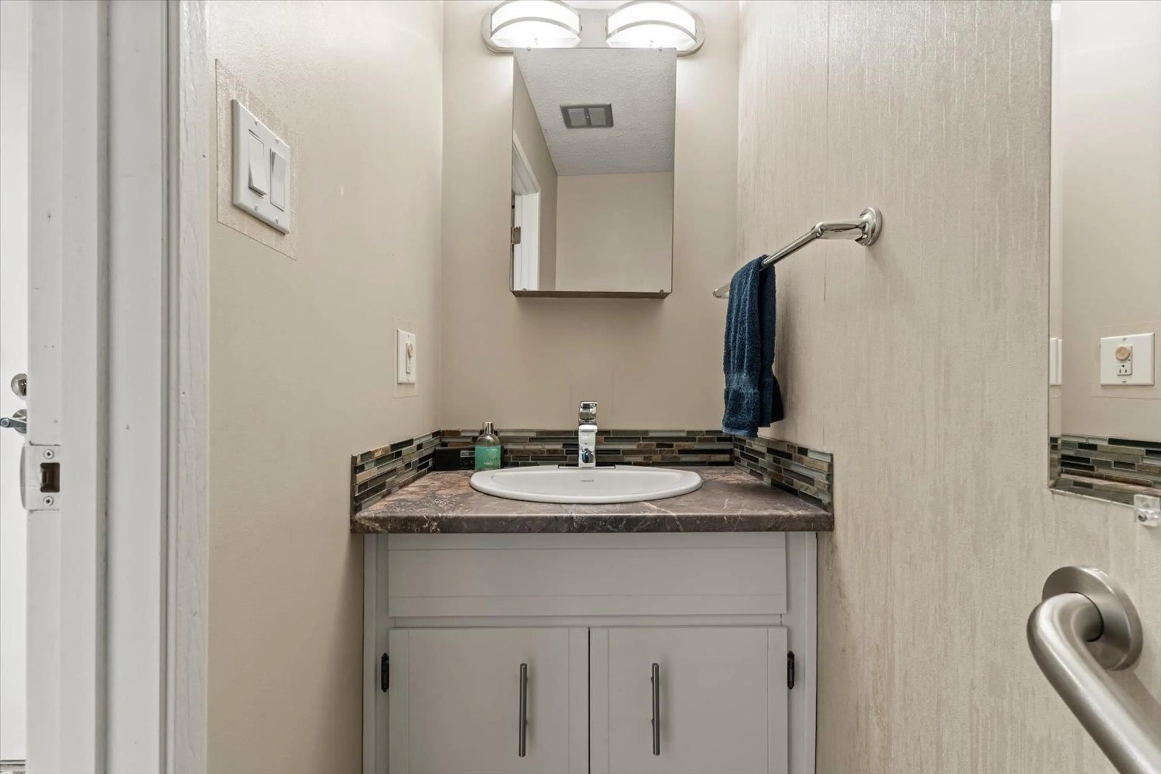 Standard bathroom, ceramic/tile floor for 1 - 46085 GORE AVENUE, Chilliwack British Columbia V2P1Z5