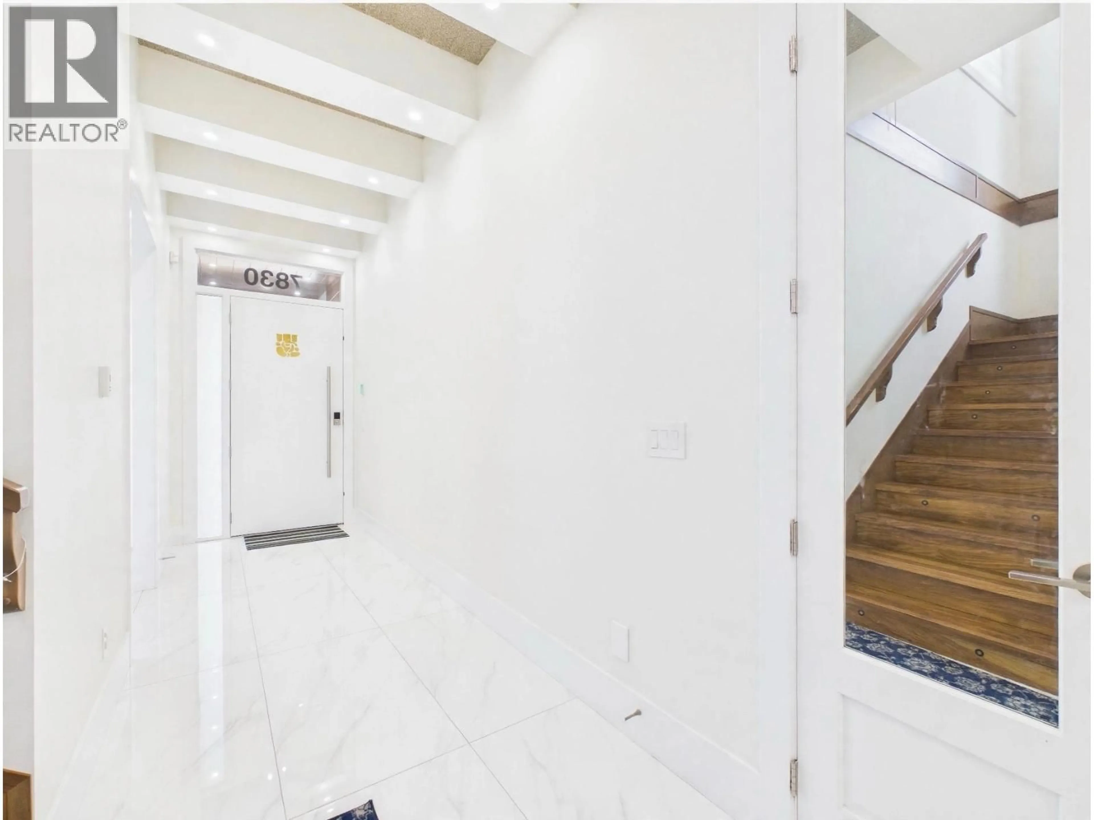 Indoor foyer for 7830 16TH AVENUE, Burnaby British Columbia V3N1R1