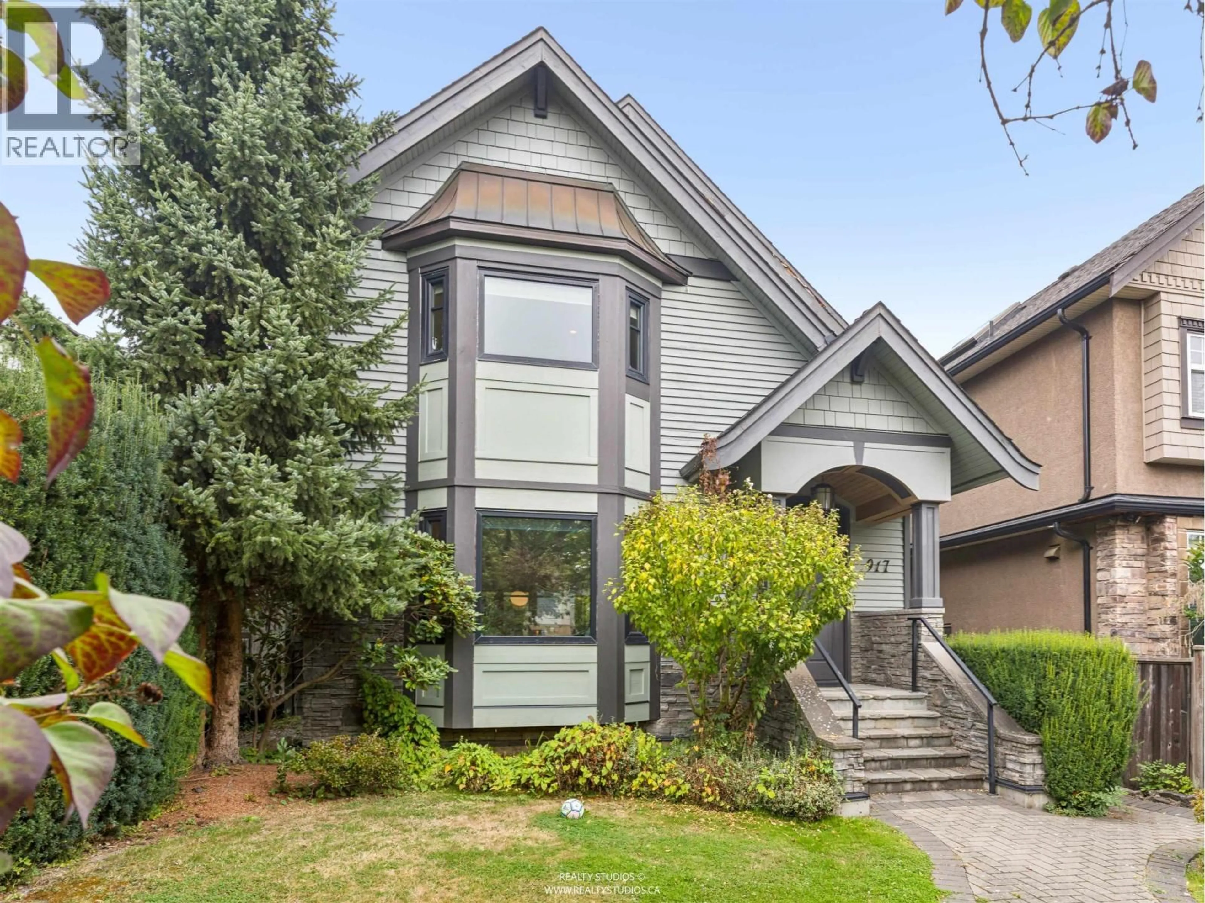 Home with vinyl exterior material, street for 917 20TH AVENUE, Vancouver British Columbia V5Z1Y4