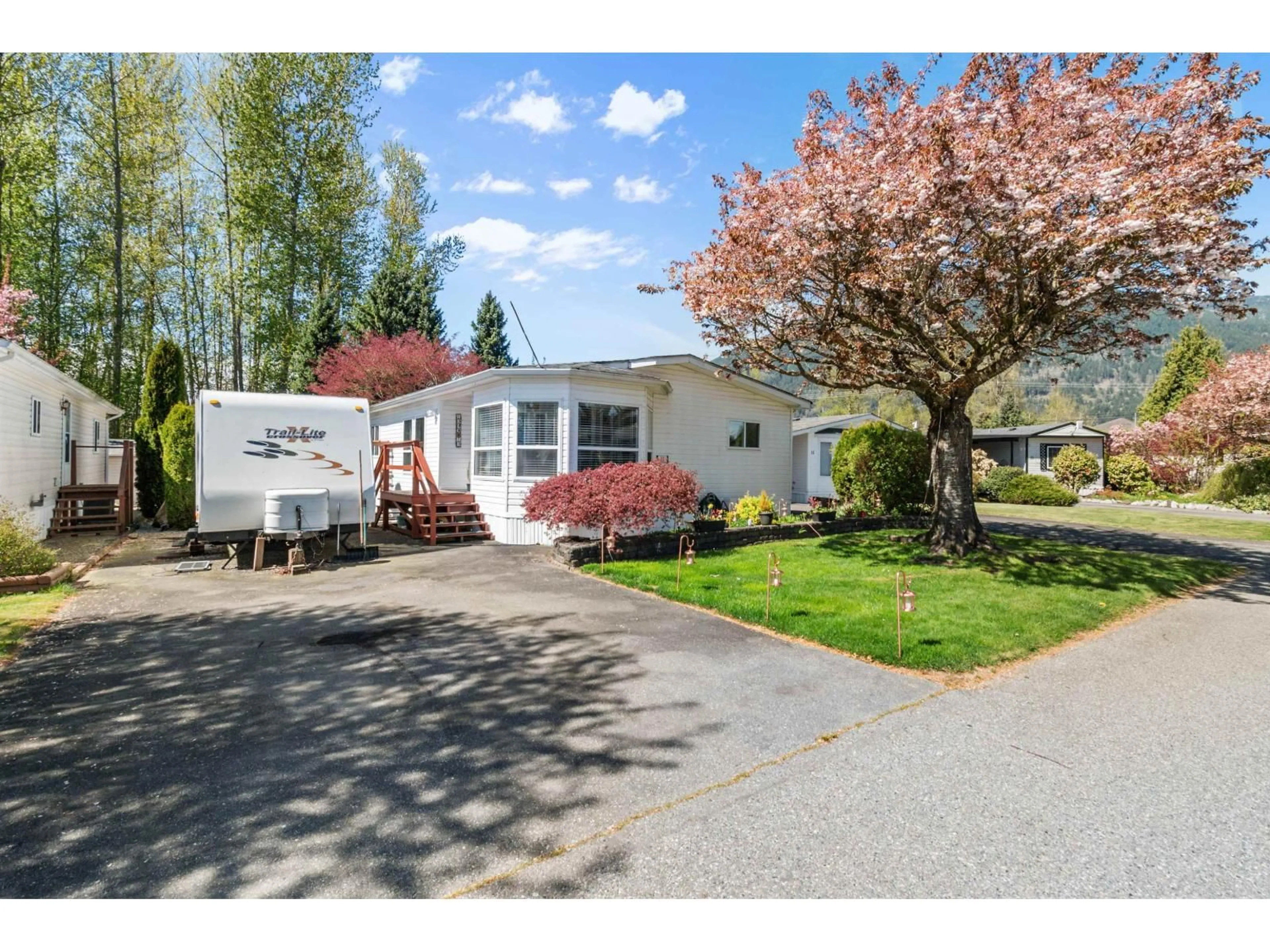 Home with vinyl exterior material, street for 13 - 41168 LOUGHEED HIGHWAY, Mission British Columbia V0M1G0