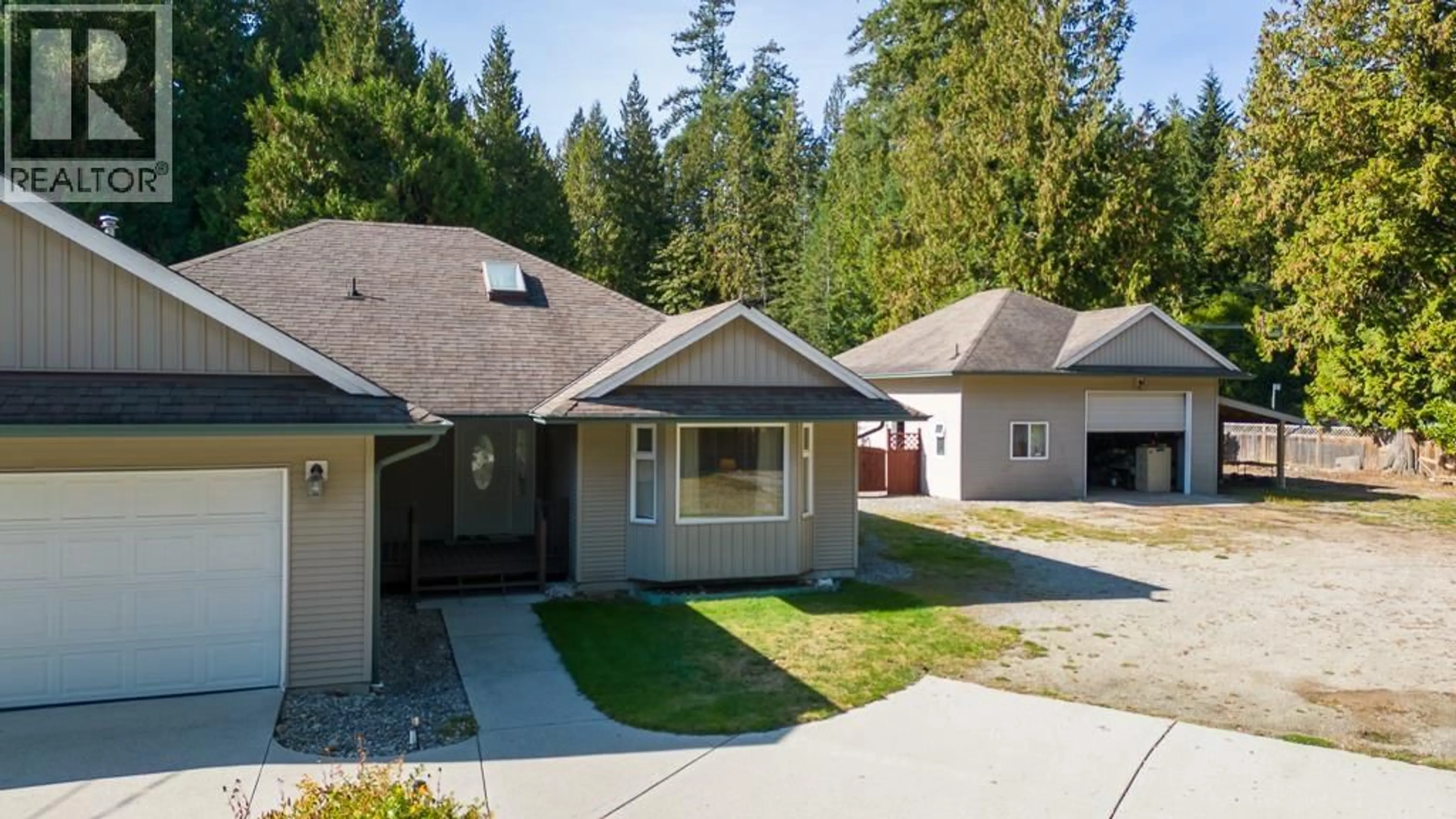 Home with vinyl exterior material, street for 619 OCEAN VIEW, Gibsons British Columbia V0N1V3