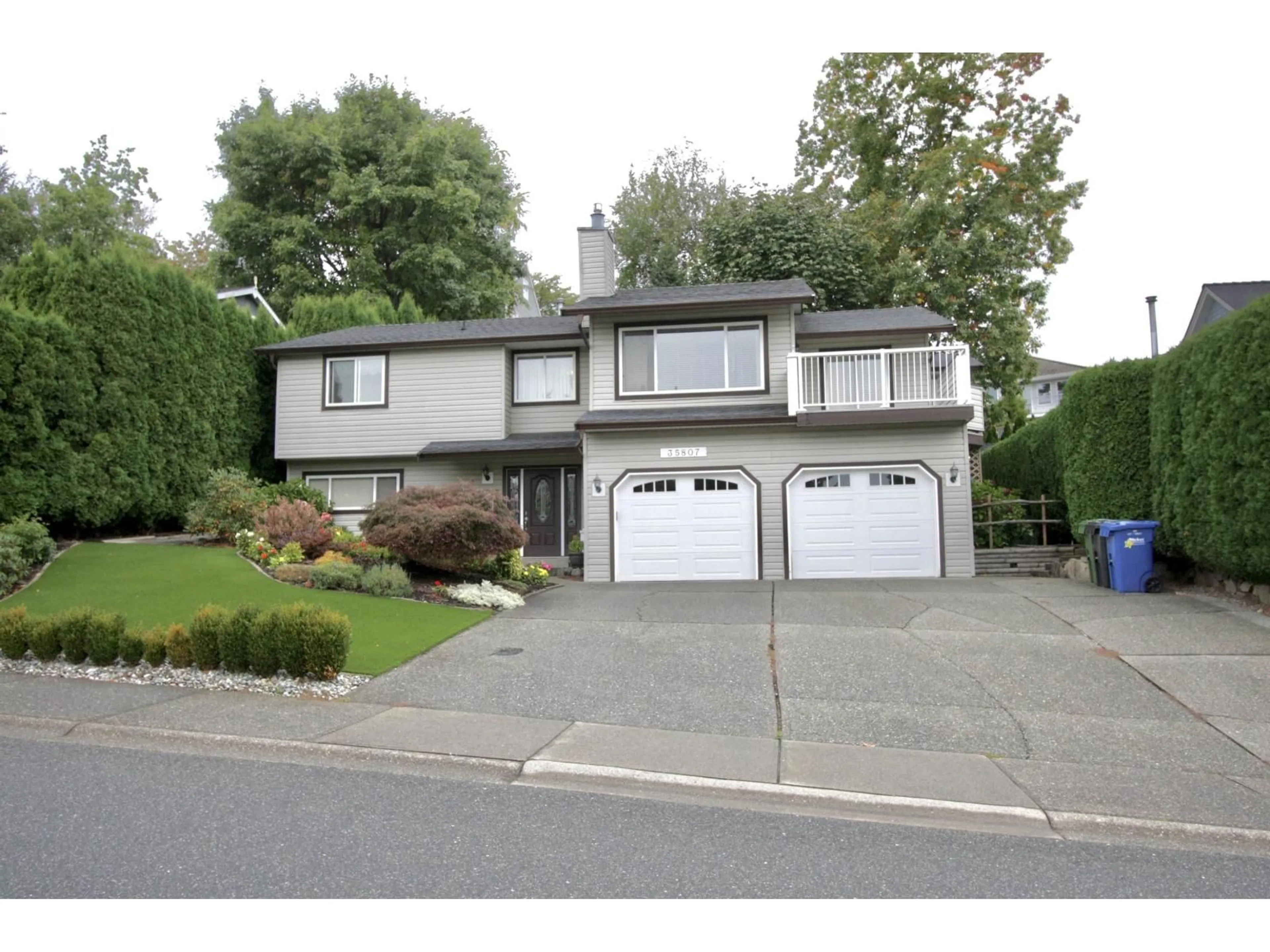 Home with vinyl exterior material, street for 35807 SUNRIDGE PLACE, Abbotsford British Columbia V3G1E5