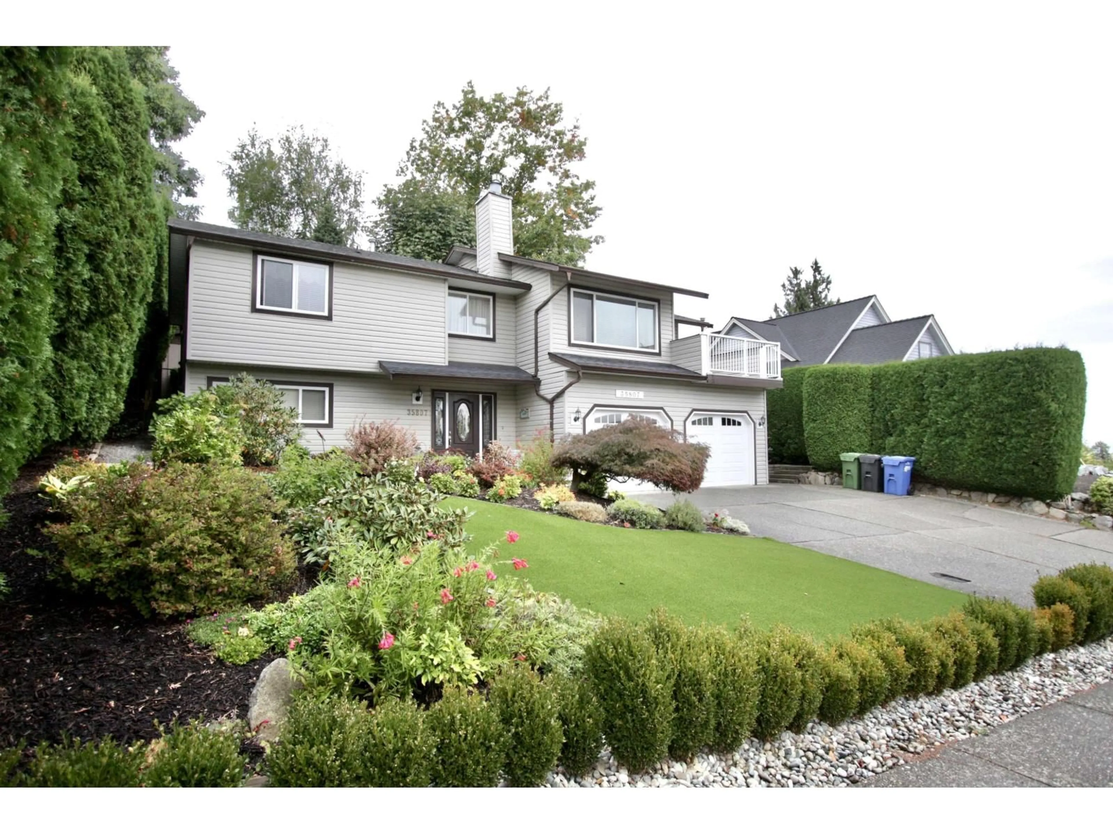 A pic from outside/outdoor area/front of a property/back of a property/a pic from drone, street for 35807 SUNRIDGE PLACE, Abbotsford British Columbia V3G1E5
