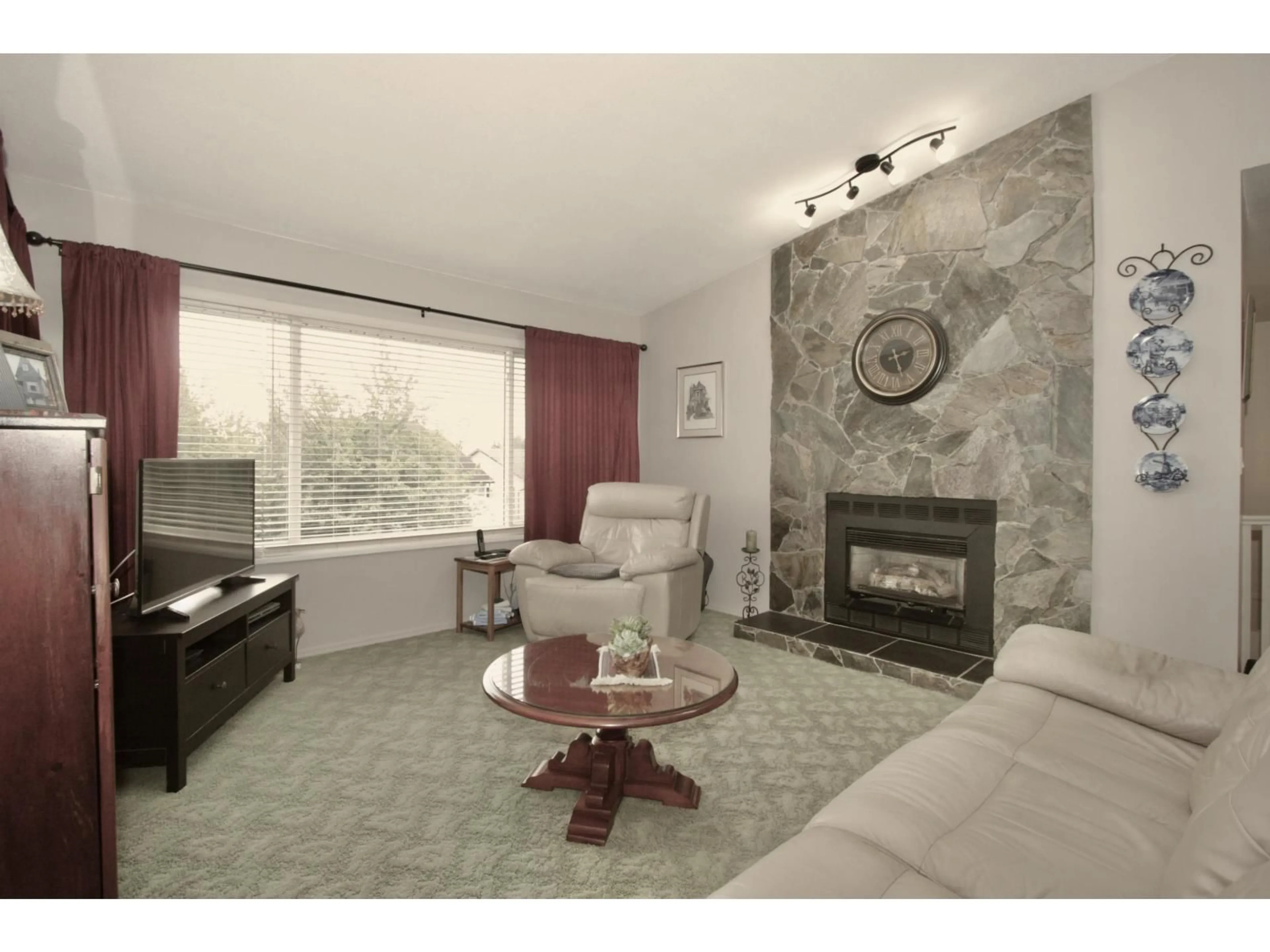 Living room with furniture, unknown for 35807 SUNRIDGE PLACE, Abbotsford British Columbia V3G1E5