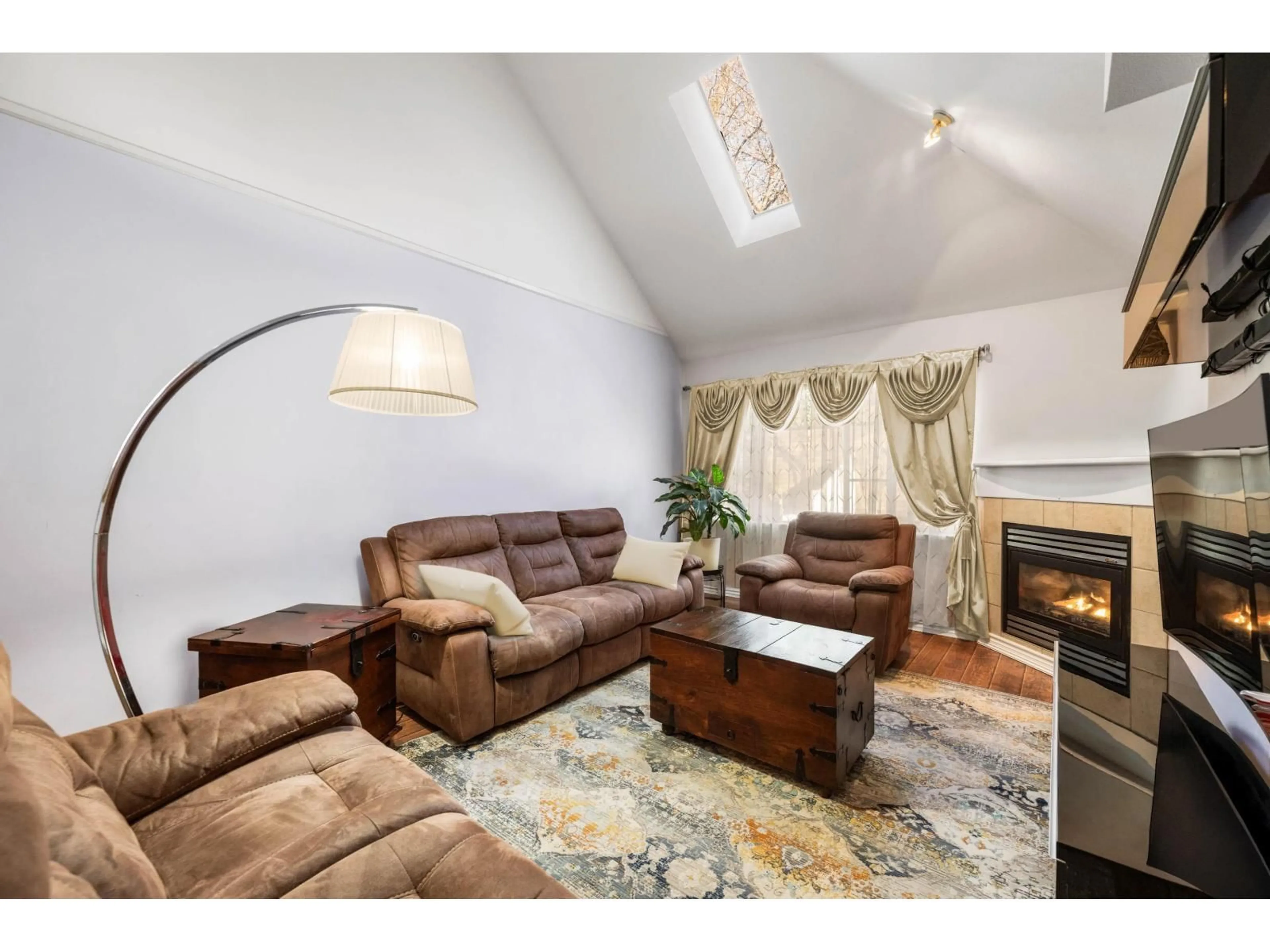 Living room with furniture, unknown for 57 - 13918 58 AVENUE, Surrey British Columbia V3X3N8