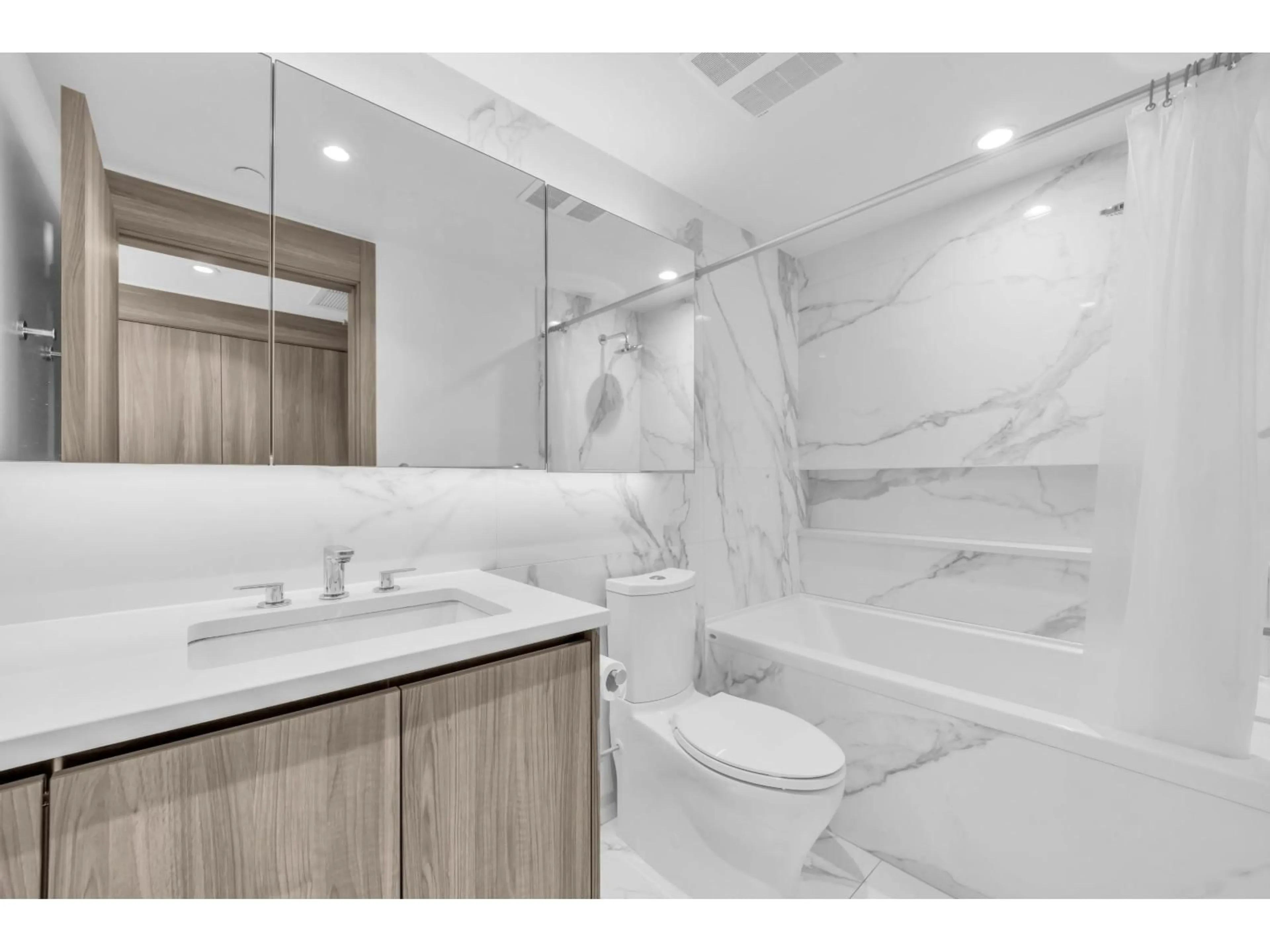 Standard bathroom, ceramic/tile floor for 801 - 9887 WHALLEY BOULEVARD, Surrey British Columbia V3T0P4
