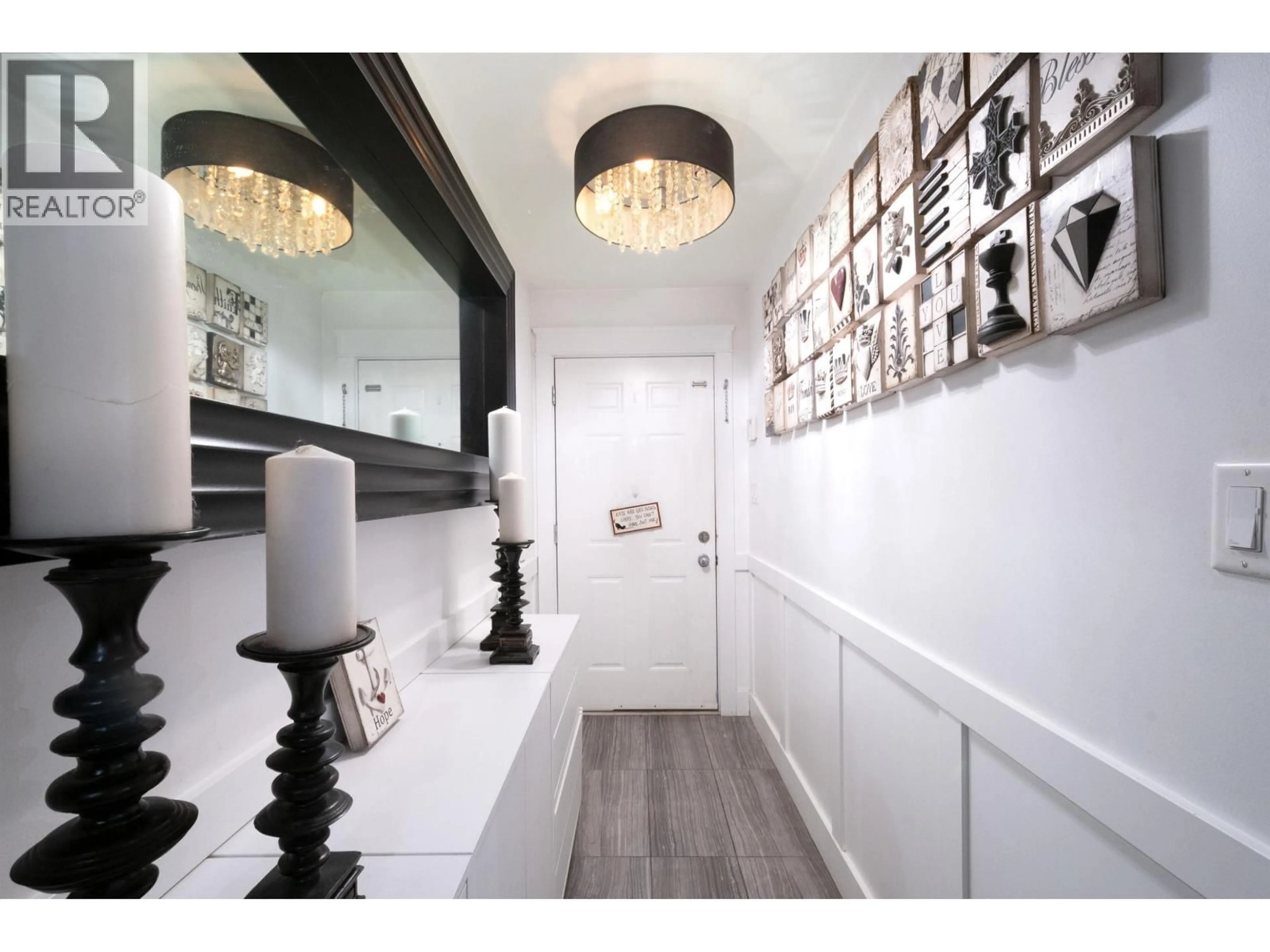 Indoor entryway for 2048 TRIUMPH STREET, Vancouver British Columbia V5L1K8