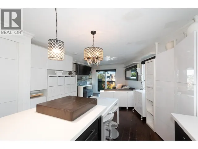 2048 TRIUMPH STREET, Vancouver 3