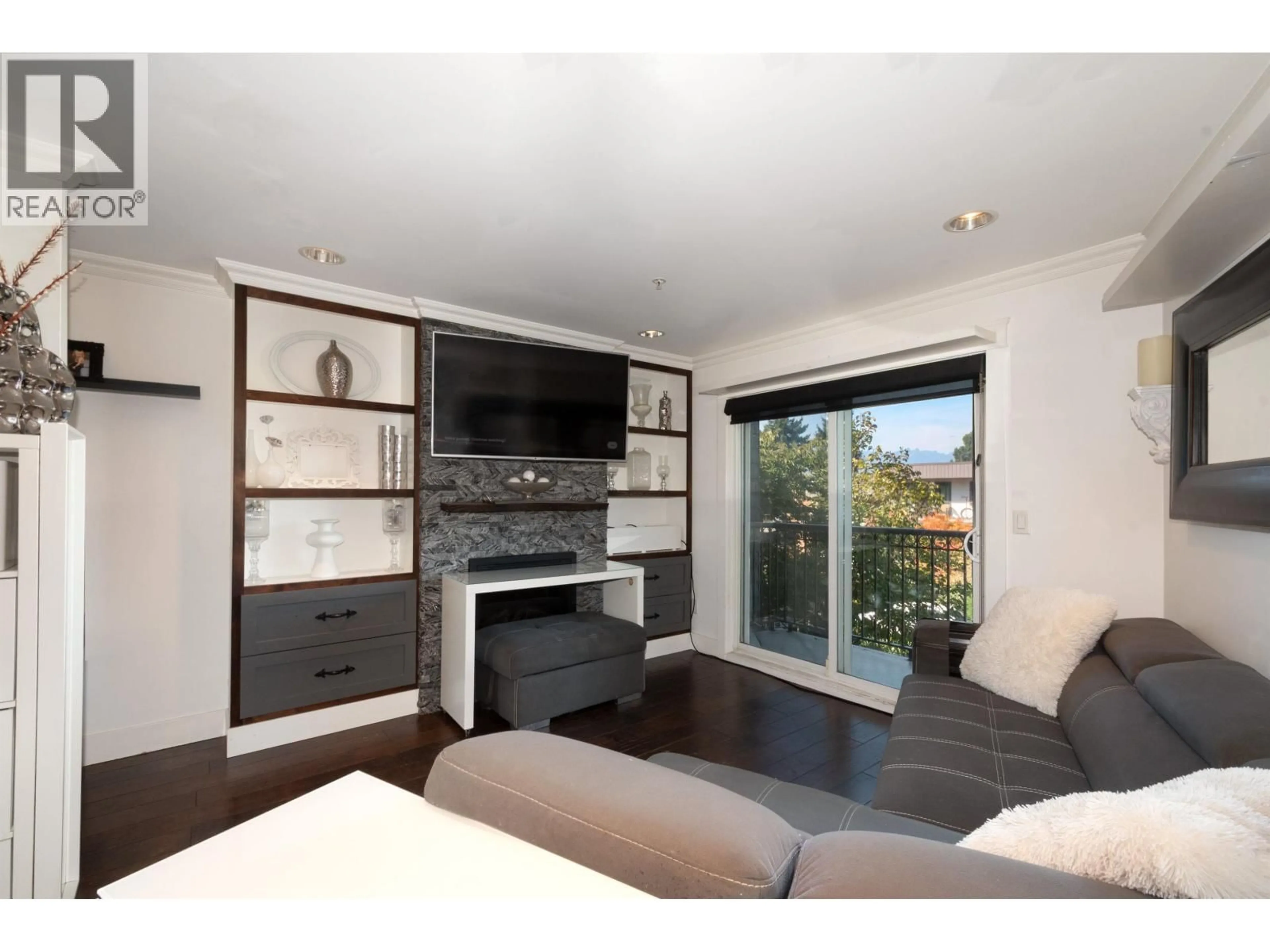 Living room with furniture, wood/laminate floor for 2048 TRIUMPH STREET, Vancouver British Columbia V5L1K8