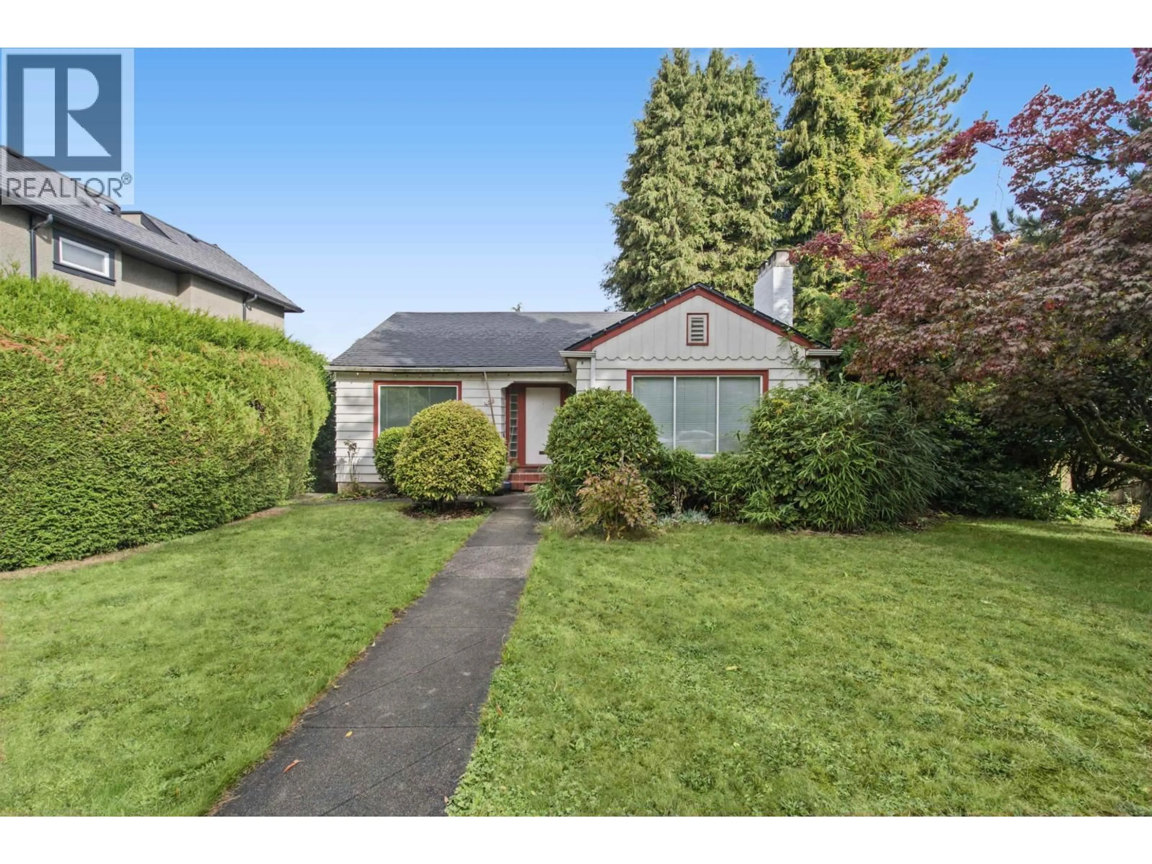 A pic from outside/outdoor area/front of a property/back of a property/a pic from drone, street for 455 29TH AVENUE, Vancouver British Columbia V5Y2L1