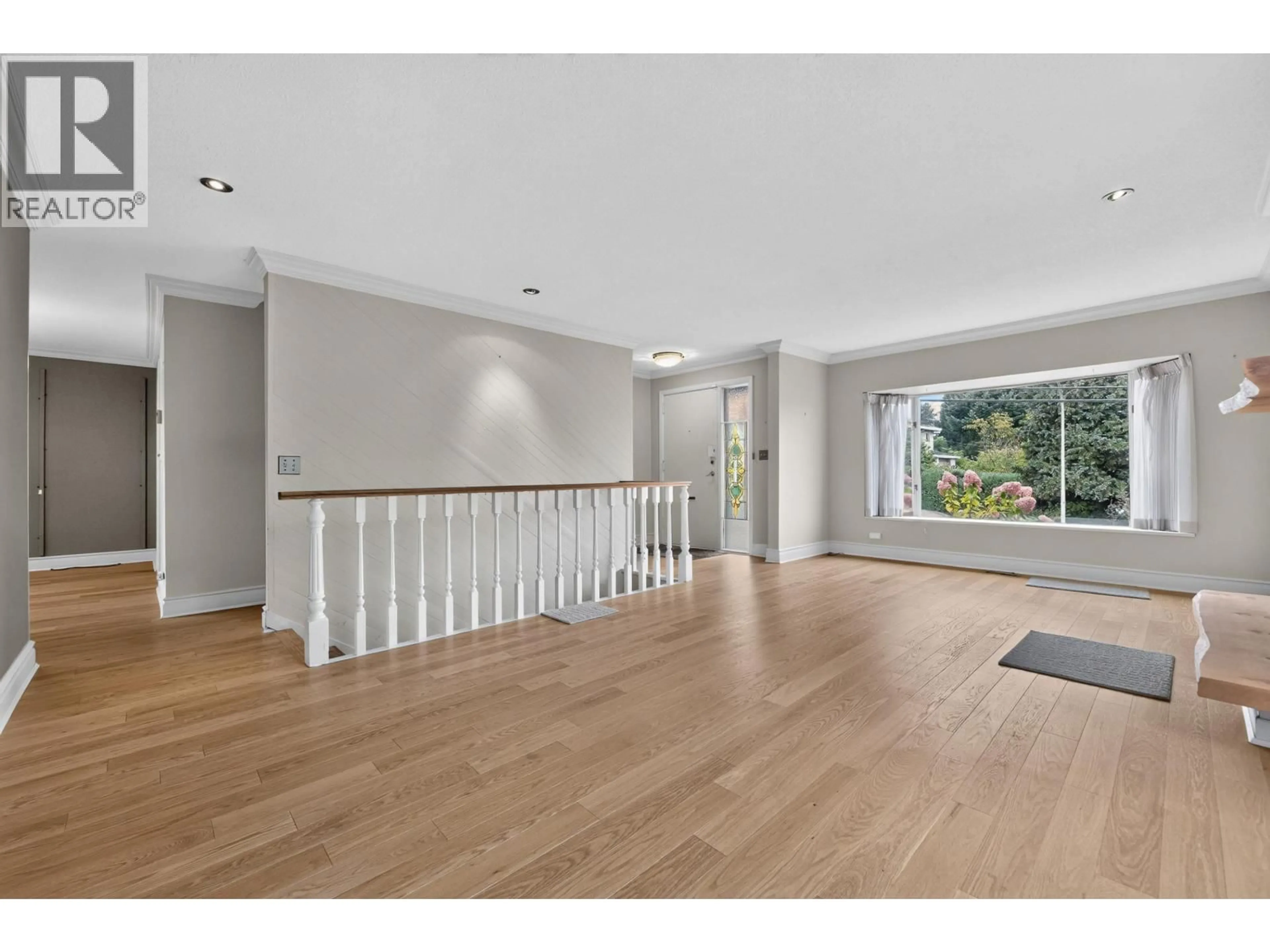 Indoor foyer for 6338 WALTHAM AVENUE, Burnaby British Columbia V5H3V4