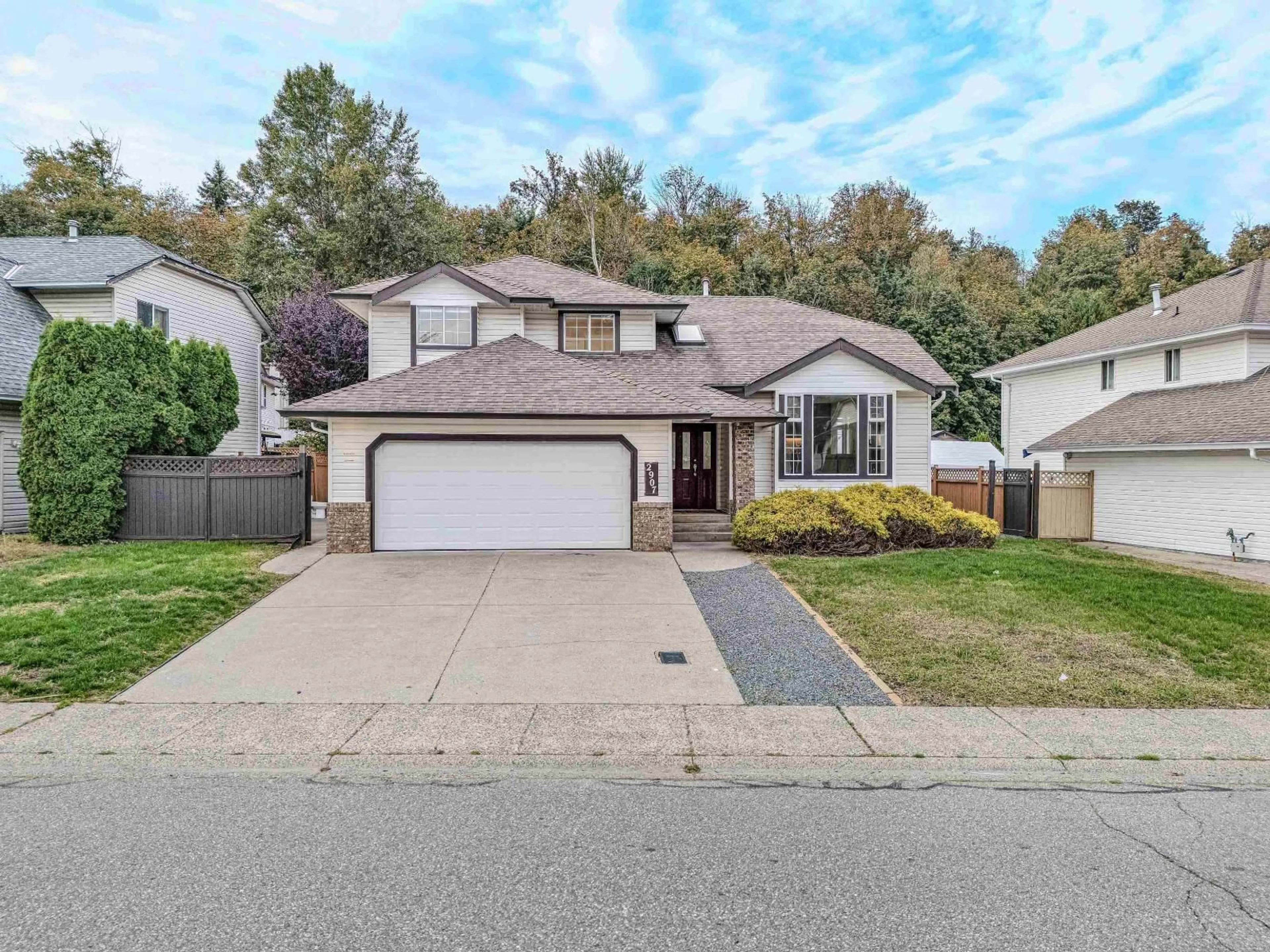 Home with vinyl exterior material, street for 2907 CROSSLEY DRIVE, Abbotsford British Columbia V2T5H1